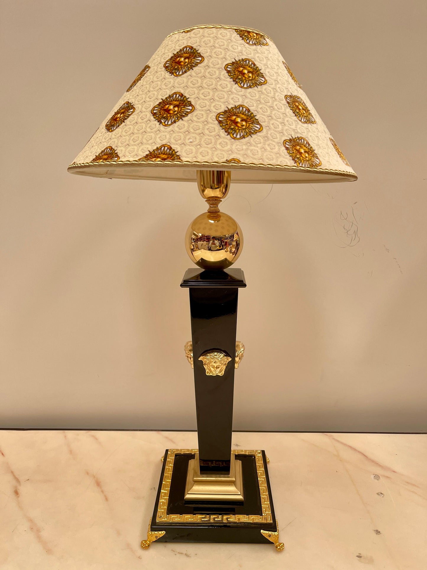 Lussuosa lampade da tavolo in legno nero e bronzo versailles, XX secolo