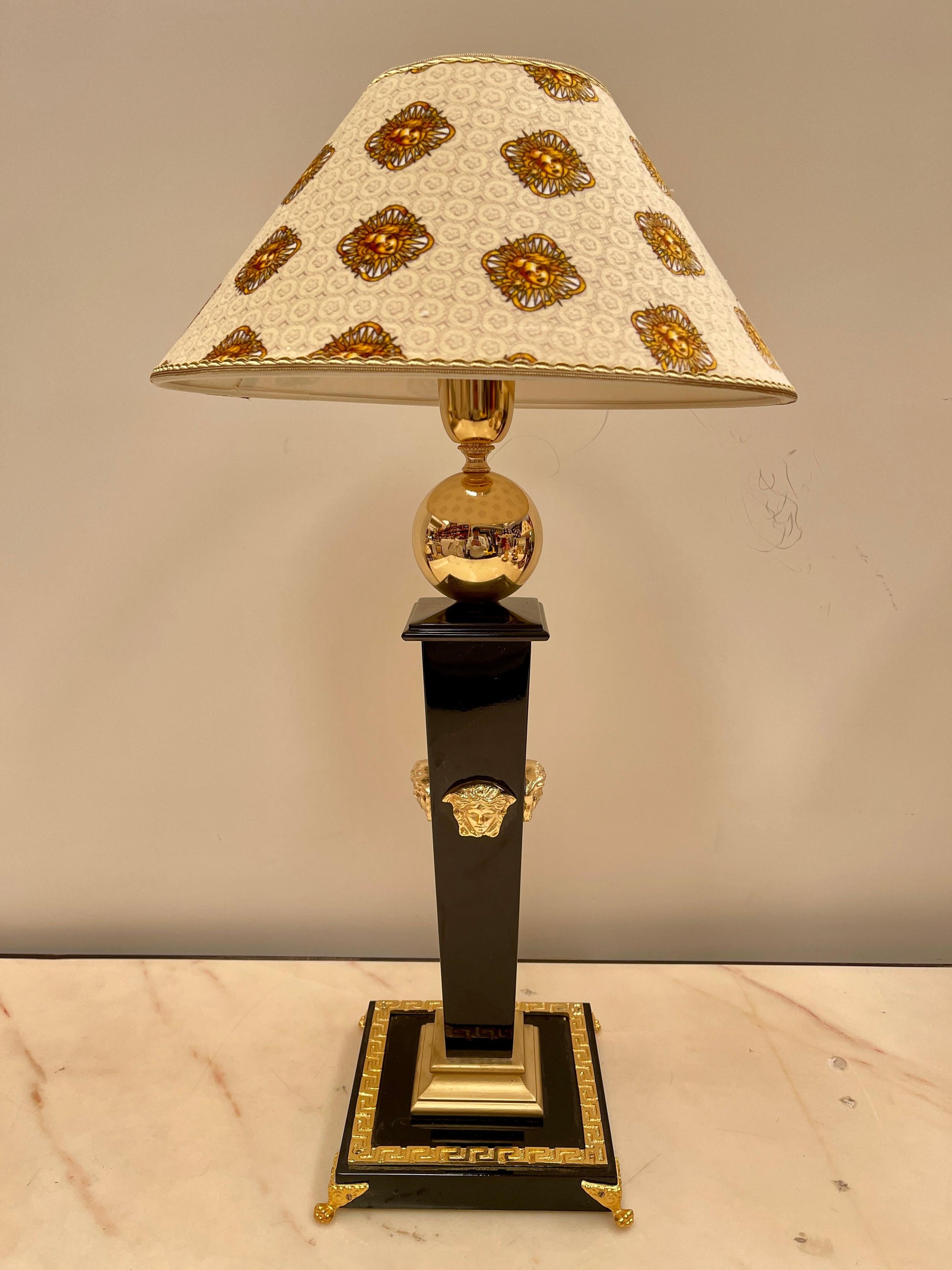 Lussuosa lampade da tavolo in legno nero e bronzo versailles, XX secolo