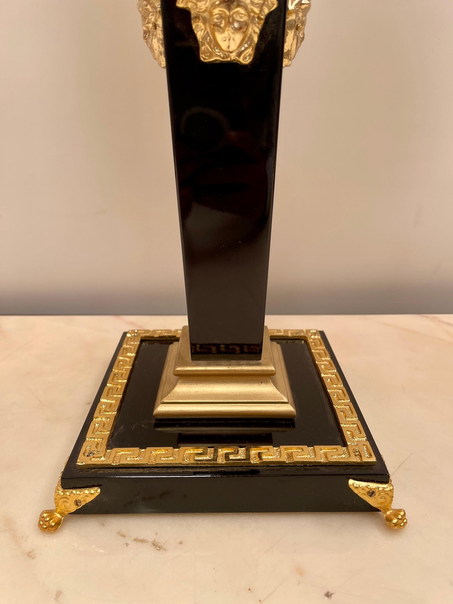 Lussuosa lampade da tavolo in legno nero e bronzo versailles, XX secolo