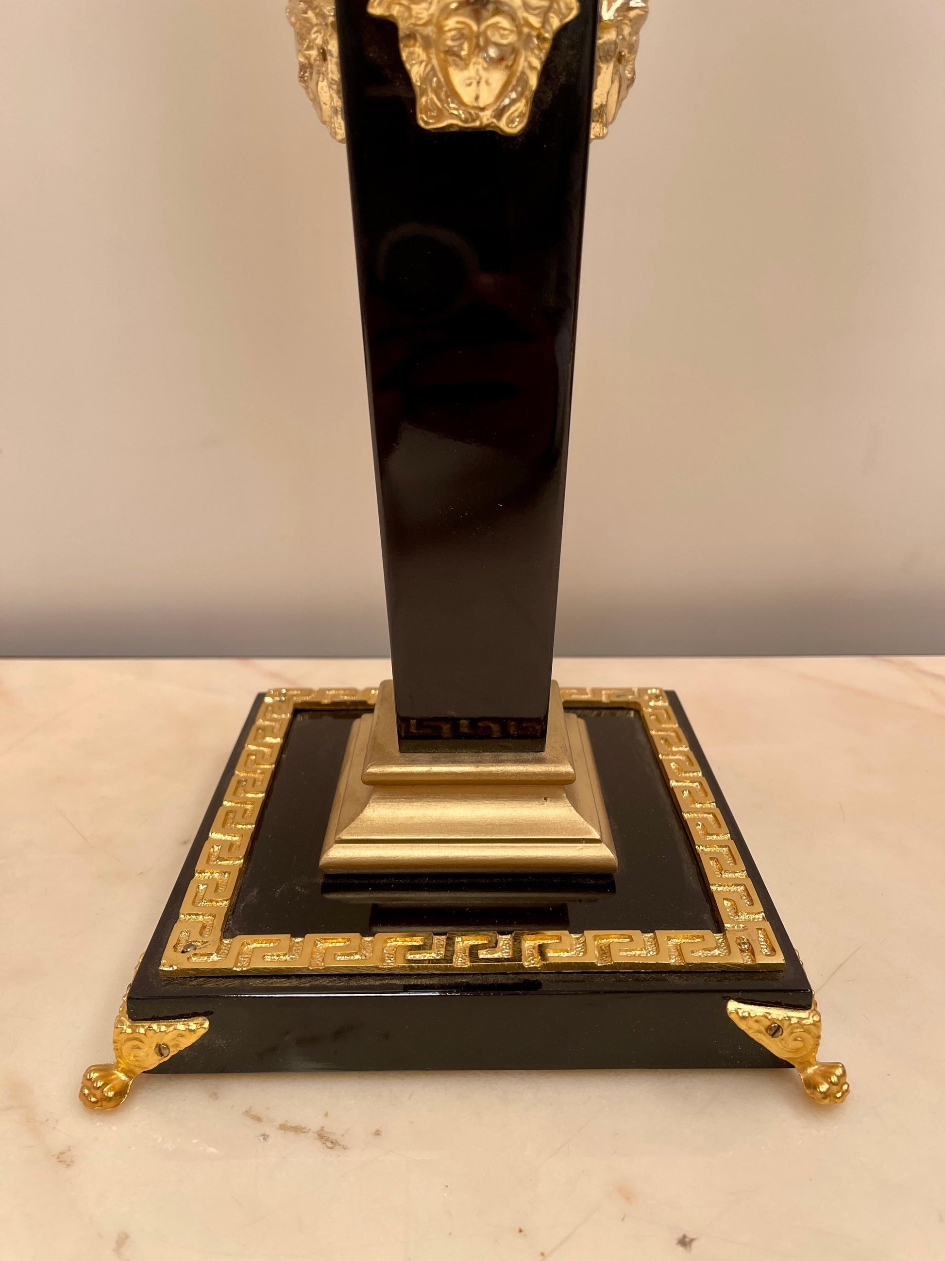 Lussuosa lampade da tavolo in legno nero e bronzo versailles, XX secolo