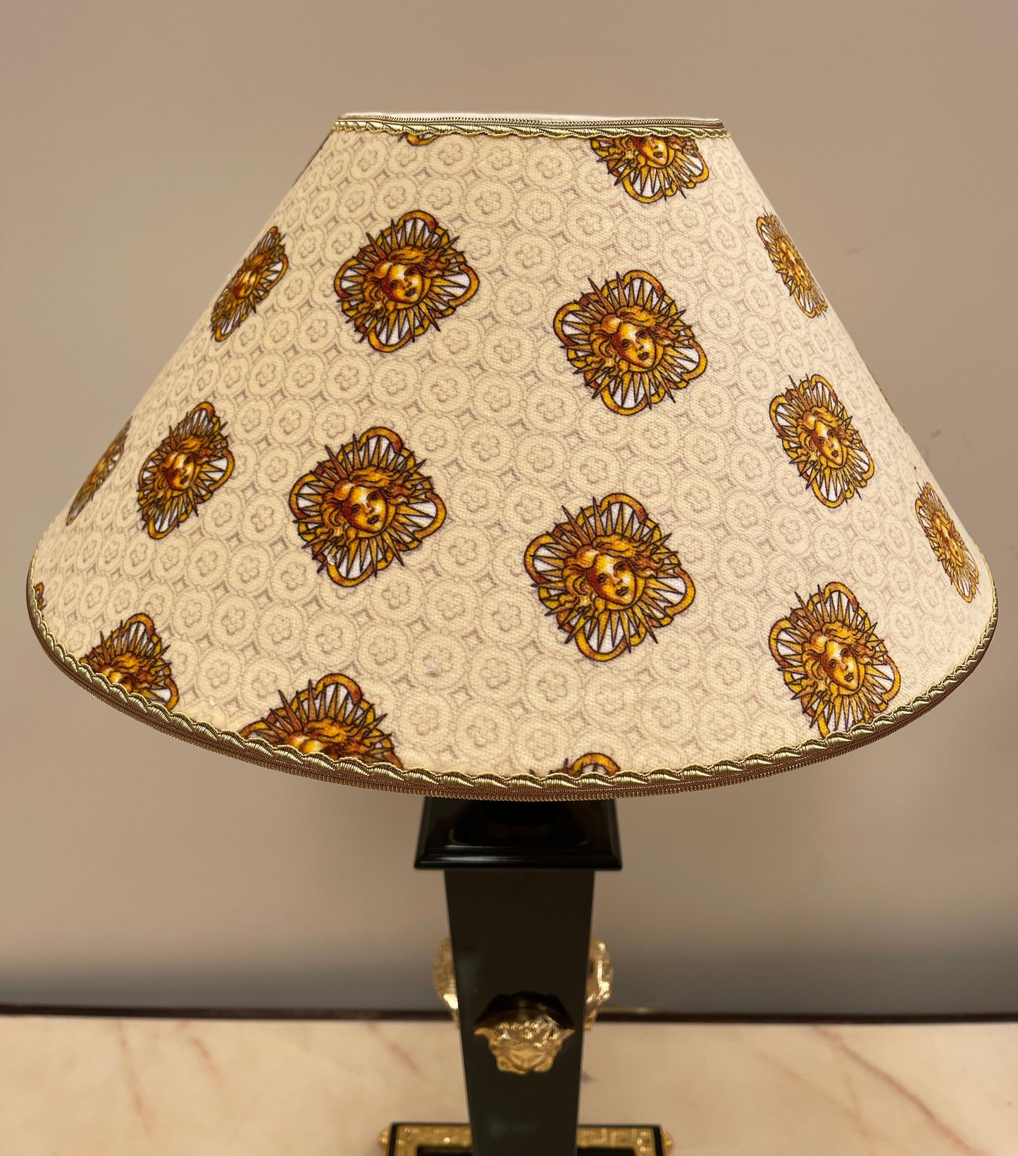 Lussuosa lampade da tavolo in legno nero e bronzo versailles, XX secolo