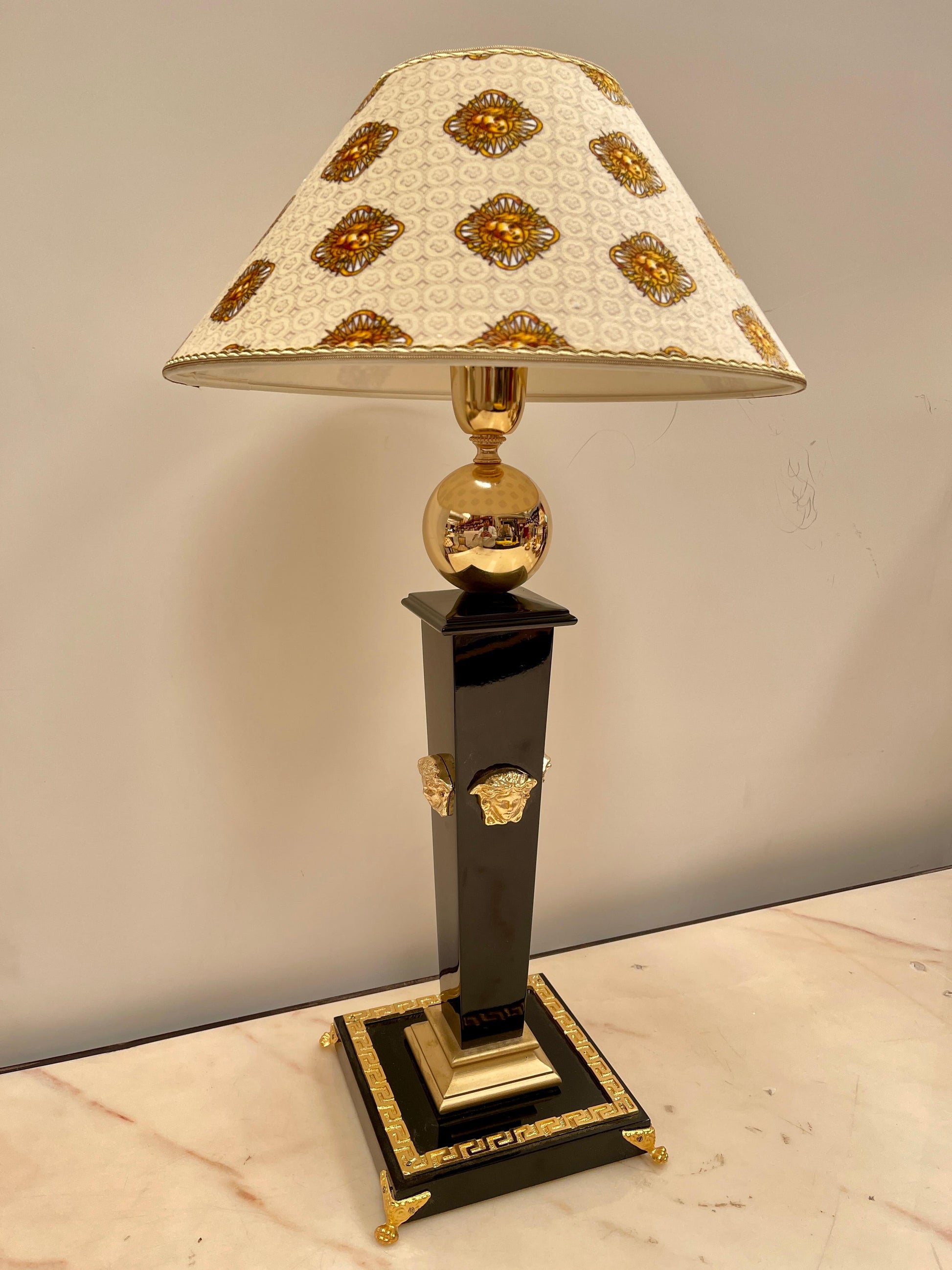 Lussuosa lampade da tavolo in legno nero e bronzo versailles, XX secolo