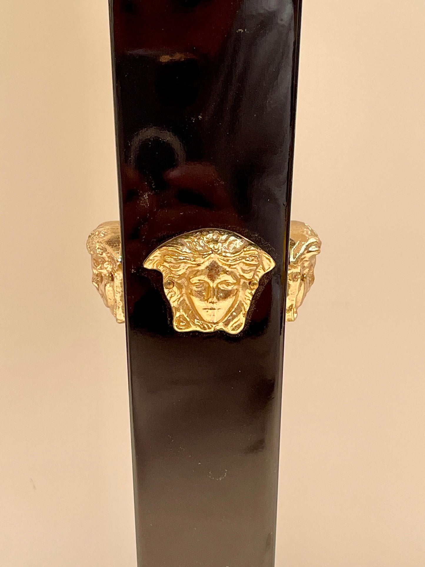 Lussuosa lampade da tavolo in legno nero e bronzo versailles, XX secolo