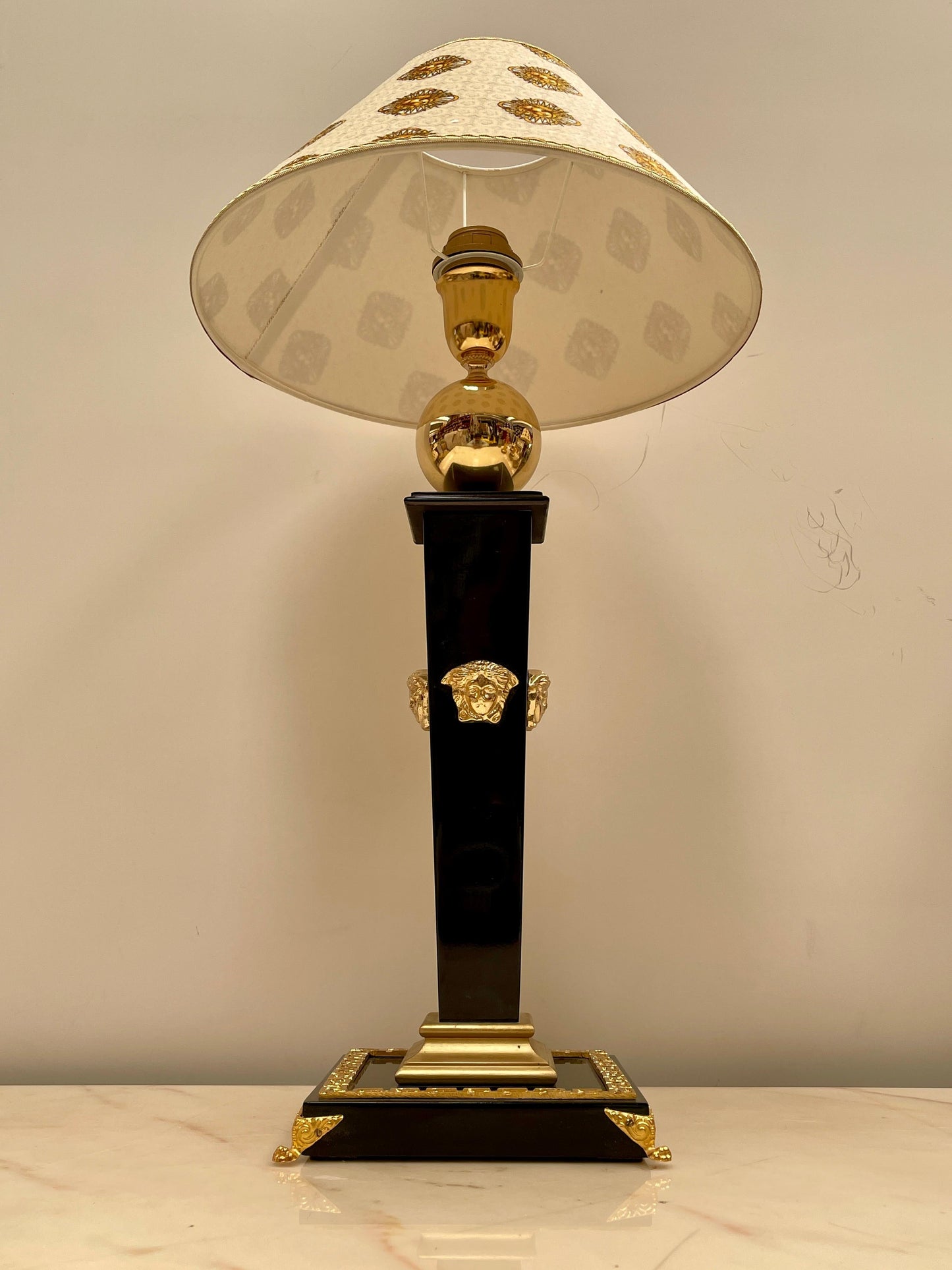 Lussuosa lampade da tavolo in legno nero e bronzo versailles, XX secolo
