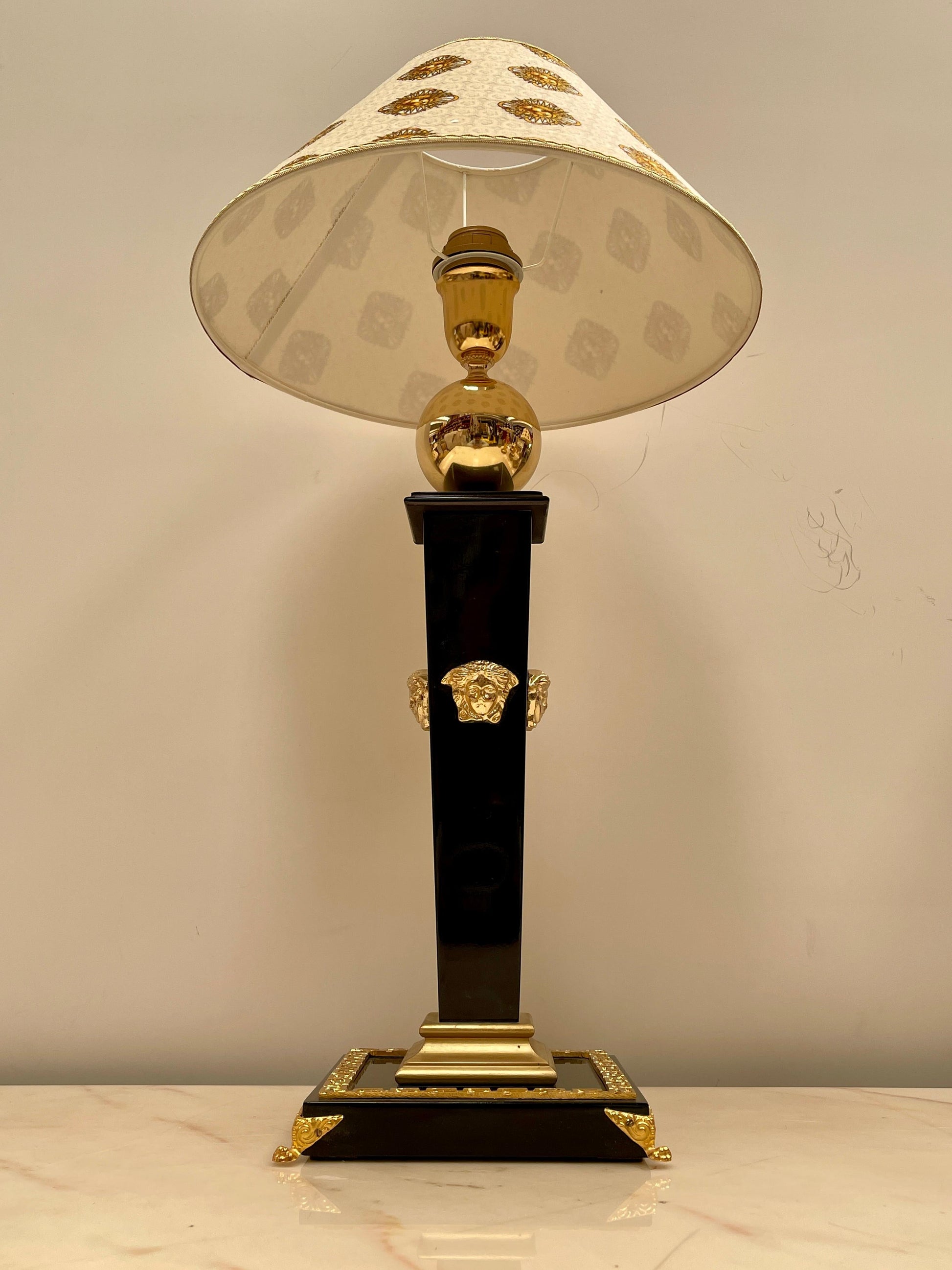 Lussuosa lampade da tavolo in legno nero e bronzo versailles, XX secolo
