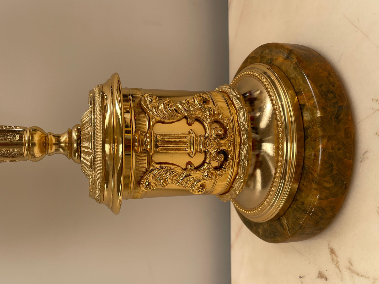 Maestosa lampada da tavolo versailles in bronzo e marmo, XX secolo