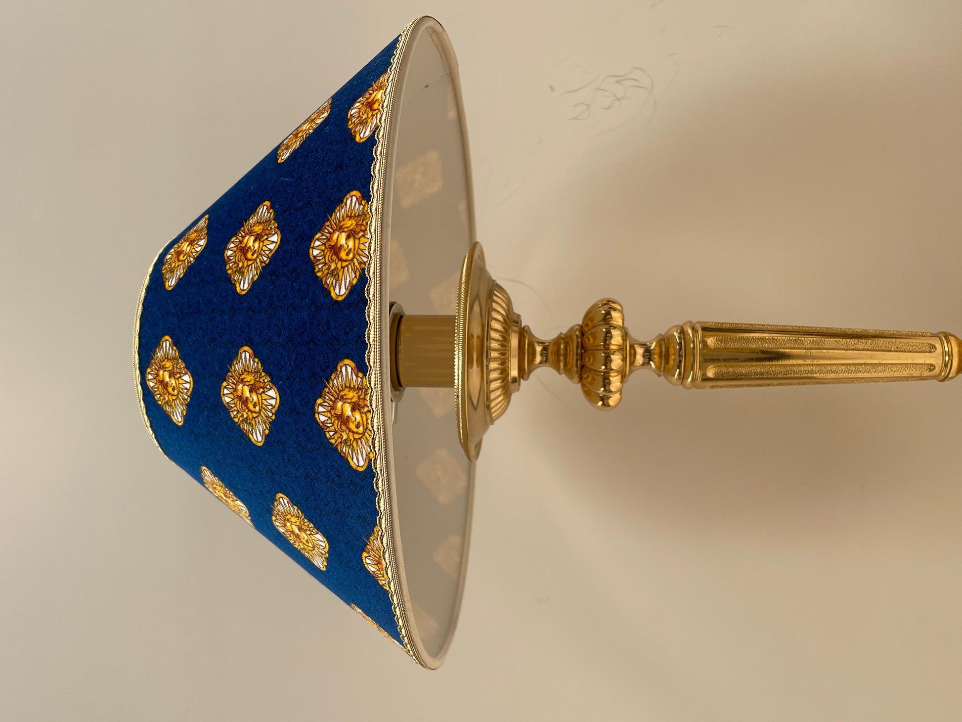 Maestosa lampada da tavolo versailles in bronzo e marmo, XX secolo