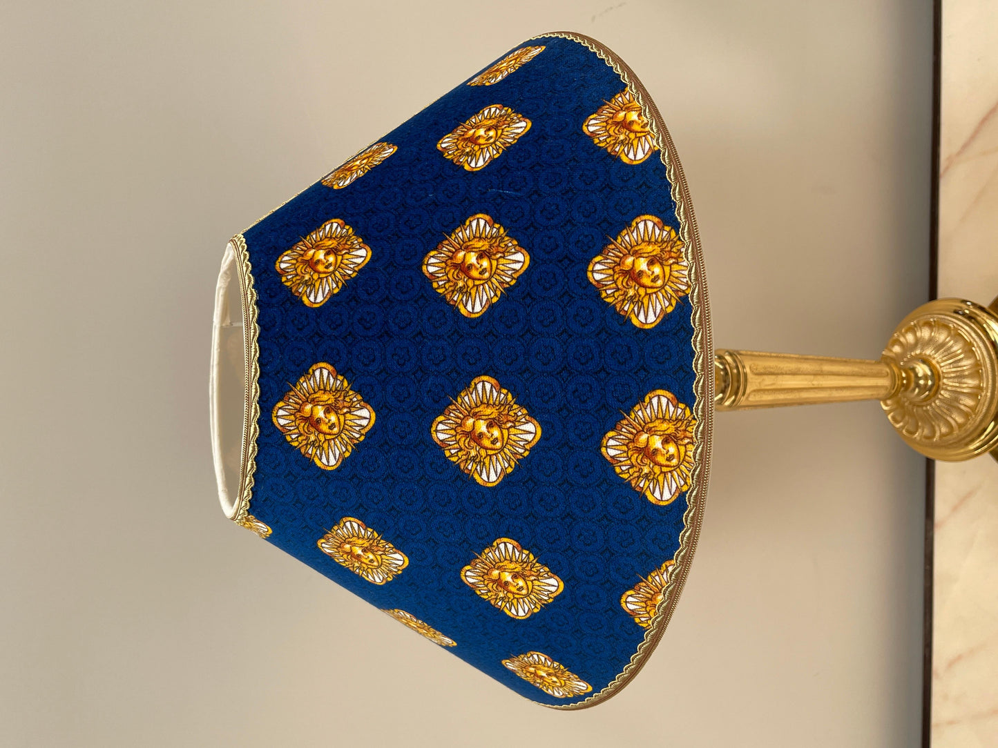 Maestosa lampada da tavolo versailles in bronzo e marmo, XX secolo