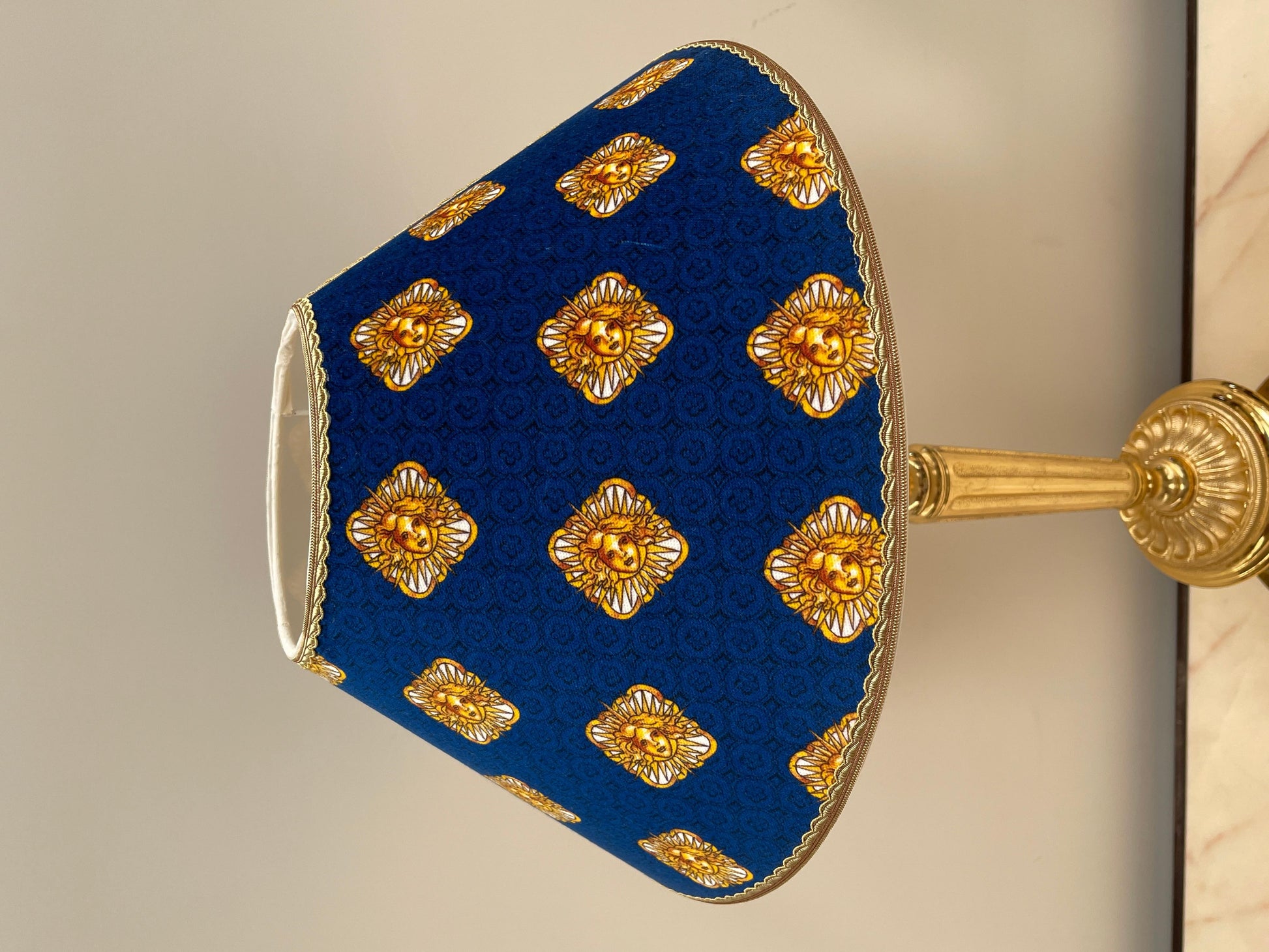 Maestosa lampada da tavolo versailles in bronzo e marmo, XX secolo