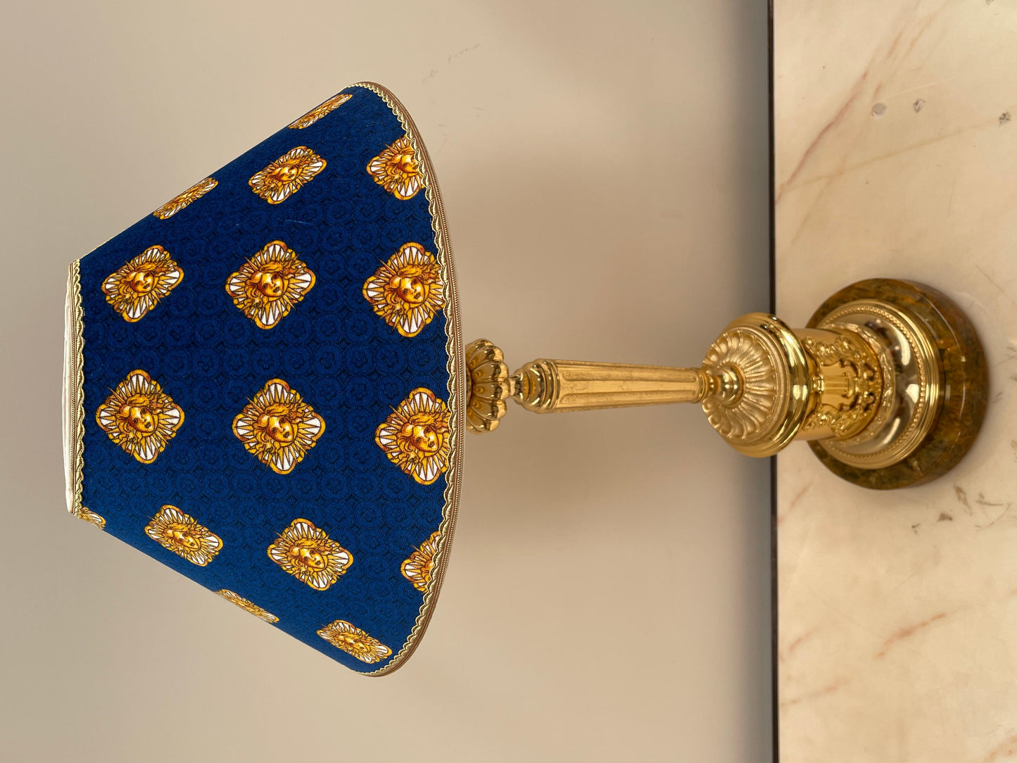 Maestosa lampada da tavolo versailles in bronzo e marmo, XX secolo