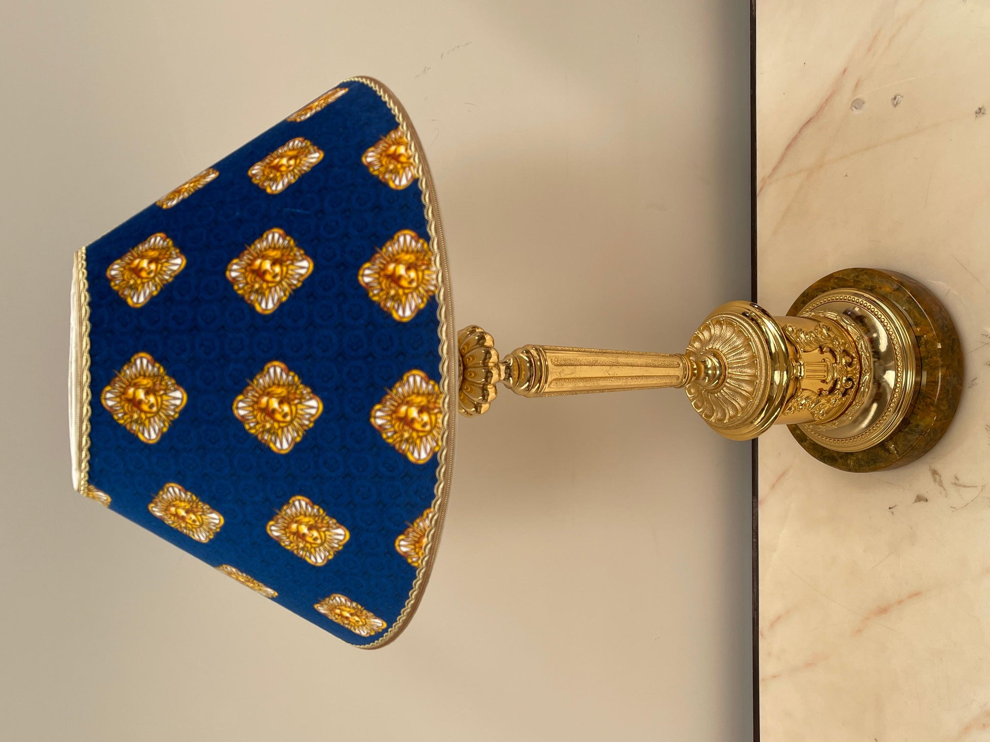 Maestosa lampada da tavolo versailles in bronzo e marmo, XX secolo