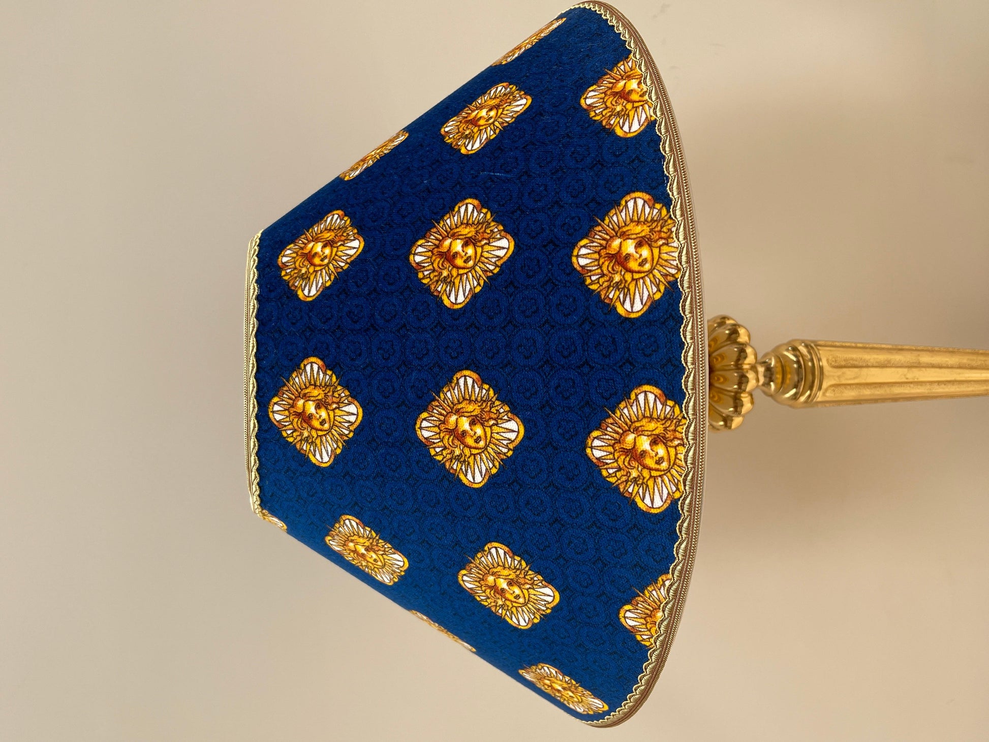 Maestosa lampada da tavolo versailles in bronzo e marmo, XX secolo