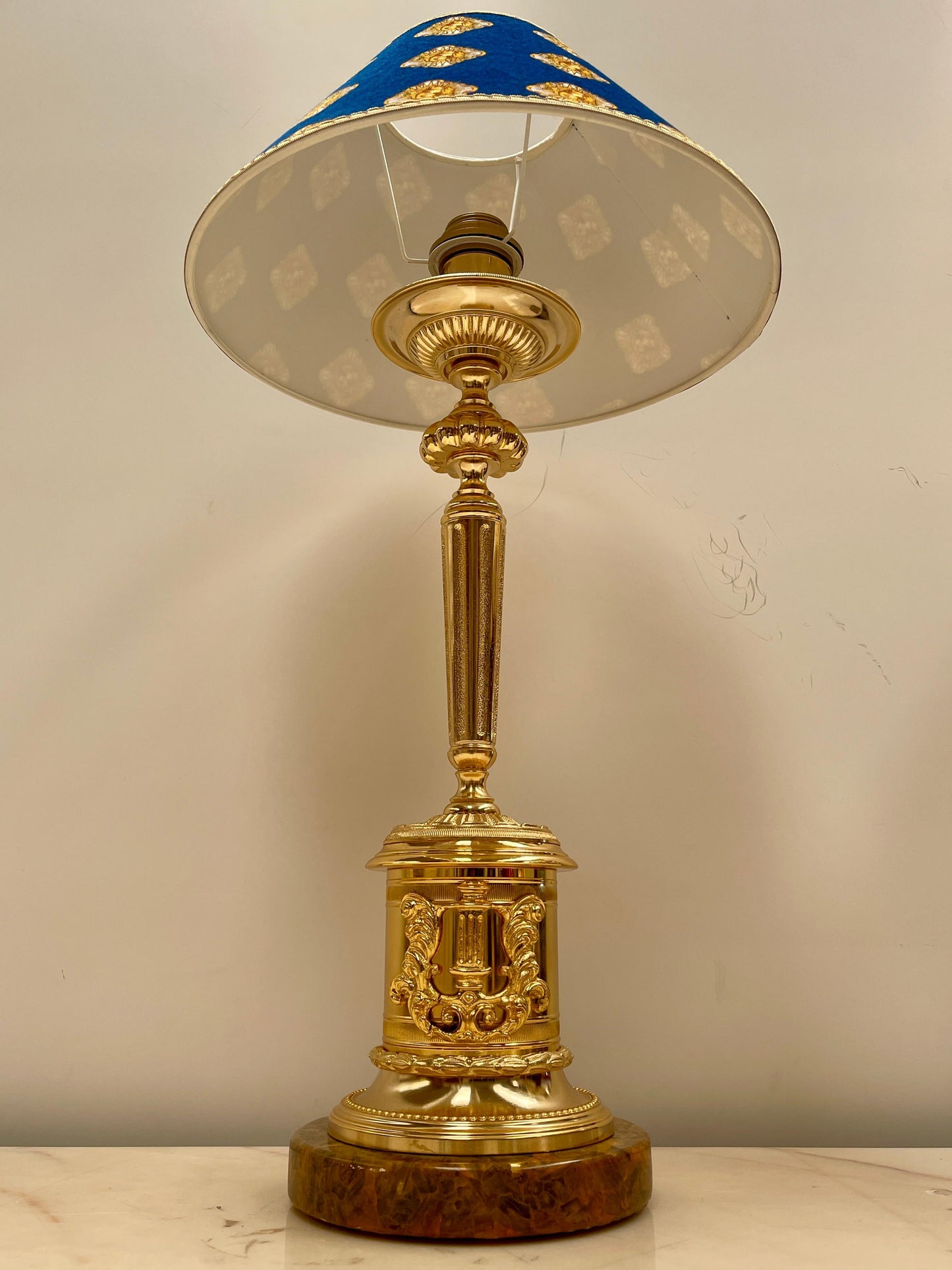 Maestosa lampada da tavolo versailles in bronzo e marmo, XX secolo