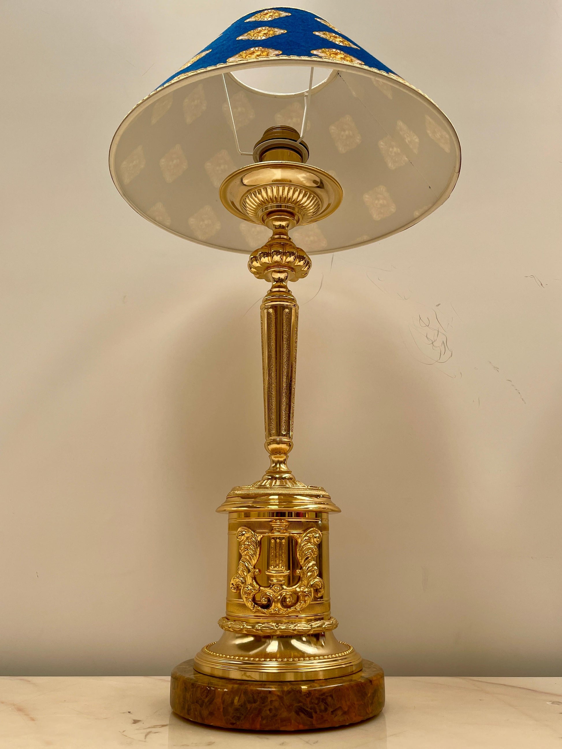 Maestosa lampada da tavolo versailles in bronzo e marmo, XX secolo