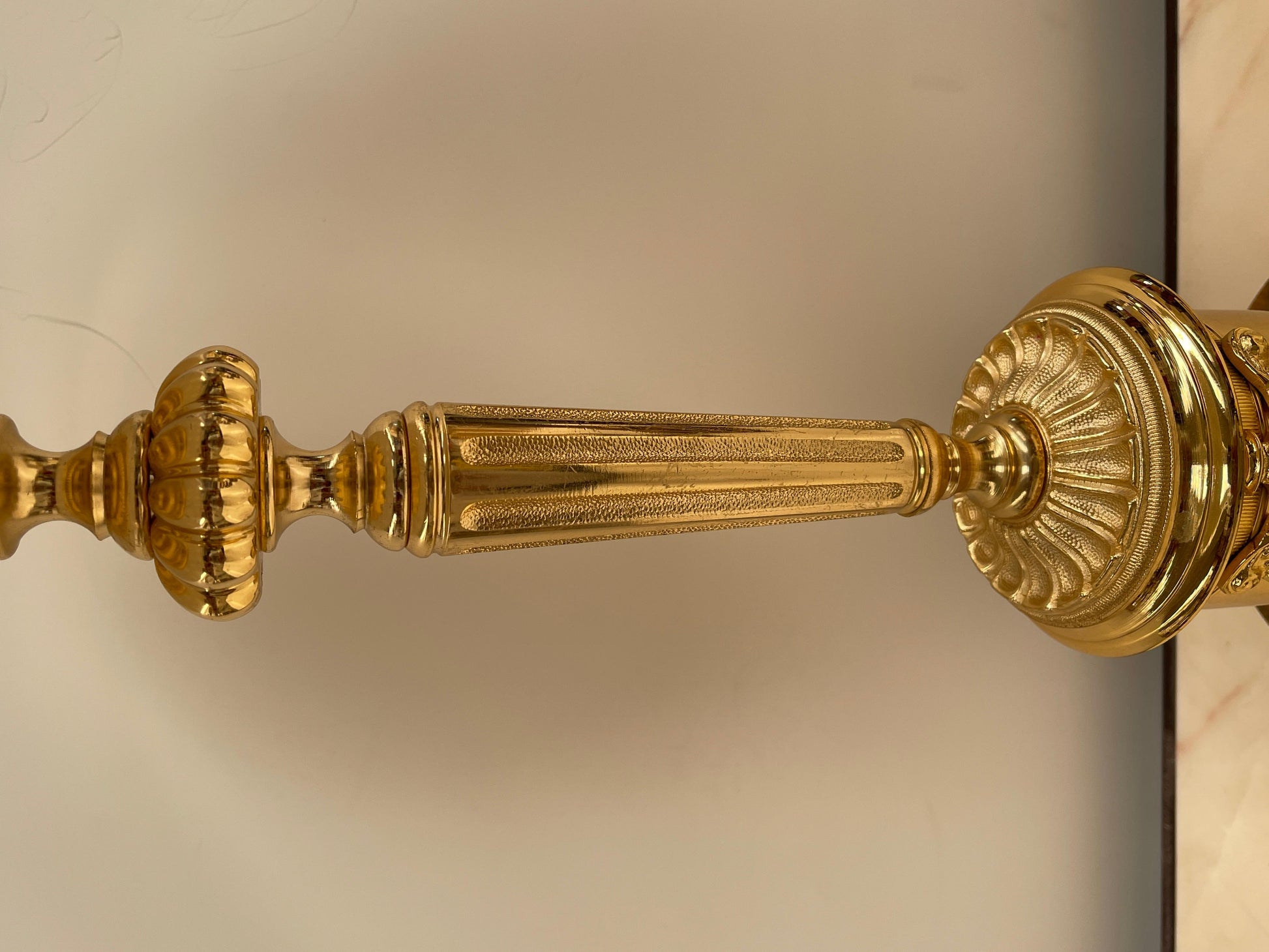 Maestosa lampada da tavolo versailles in bronzo e marmo, XX secolo