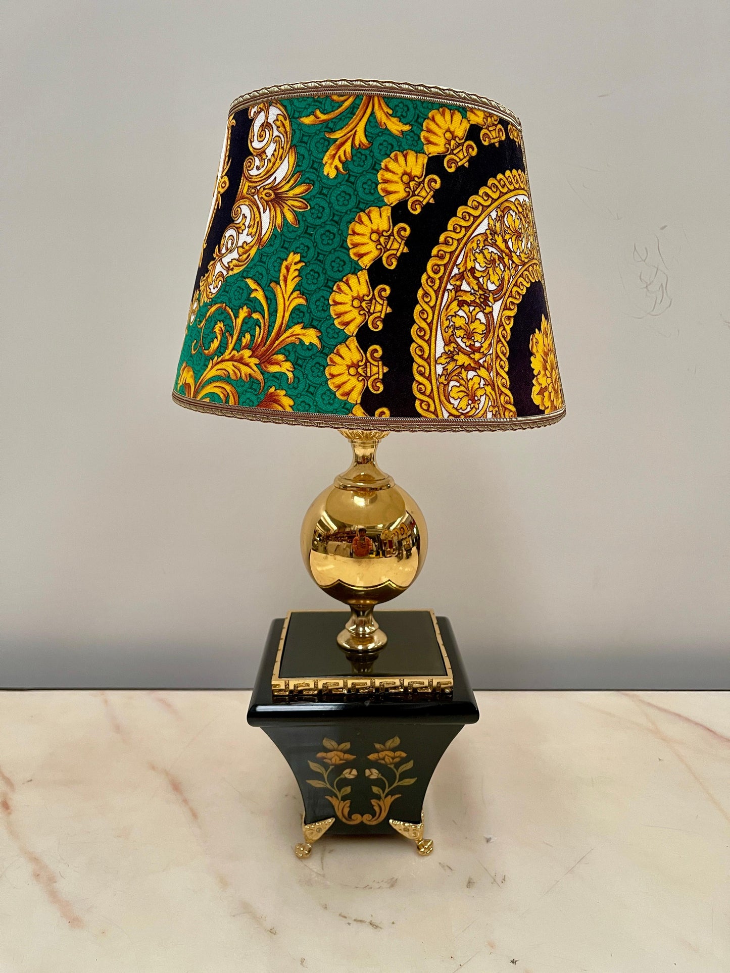 Elegante lampada da tavolo in stile barocco italiano in legno e bronzo anni '70