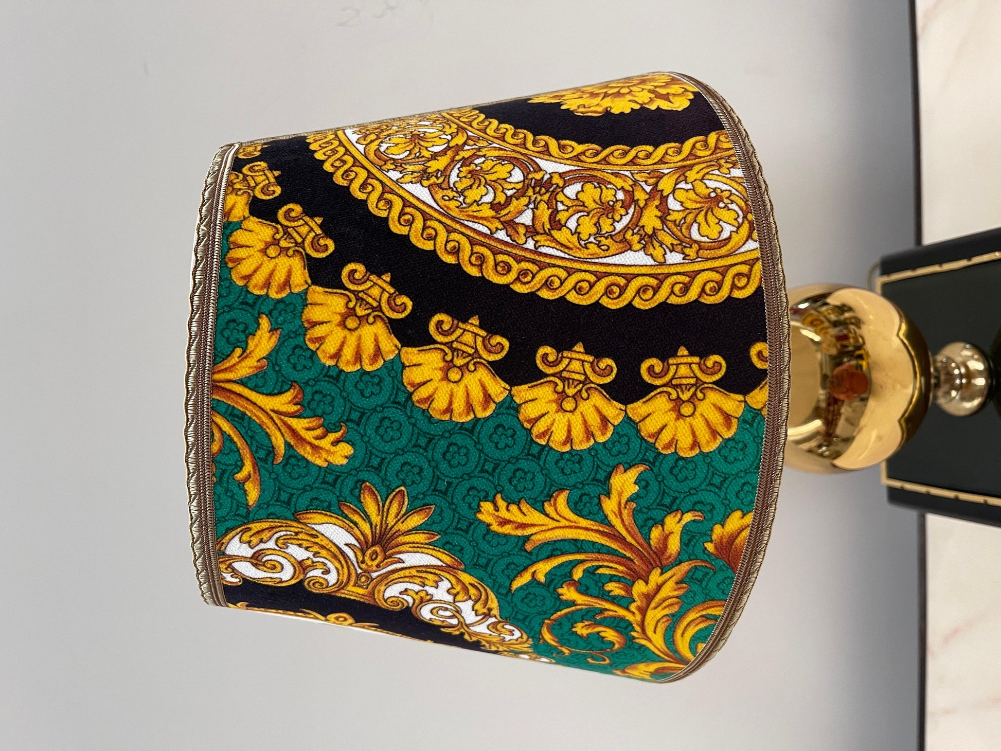 Elegante lampada da tavolo in stile barocco italiano in legno e bronzo anni '70