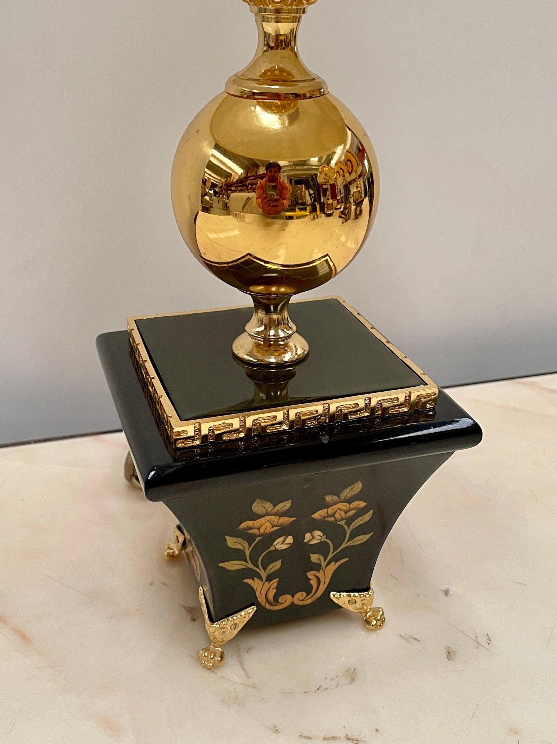 Elegante lampada da tavolo in stile barocco italiano in legno e bronzo anni '70