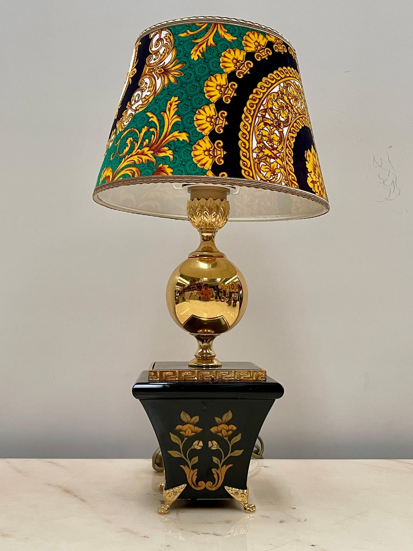 Elegante lampada da tavolo in stile barocco italiano in legno e bronzo anni '70
