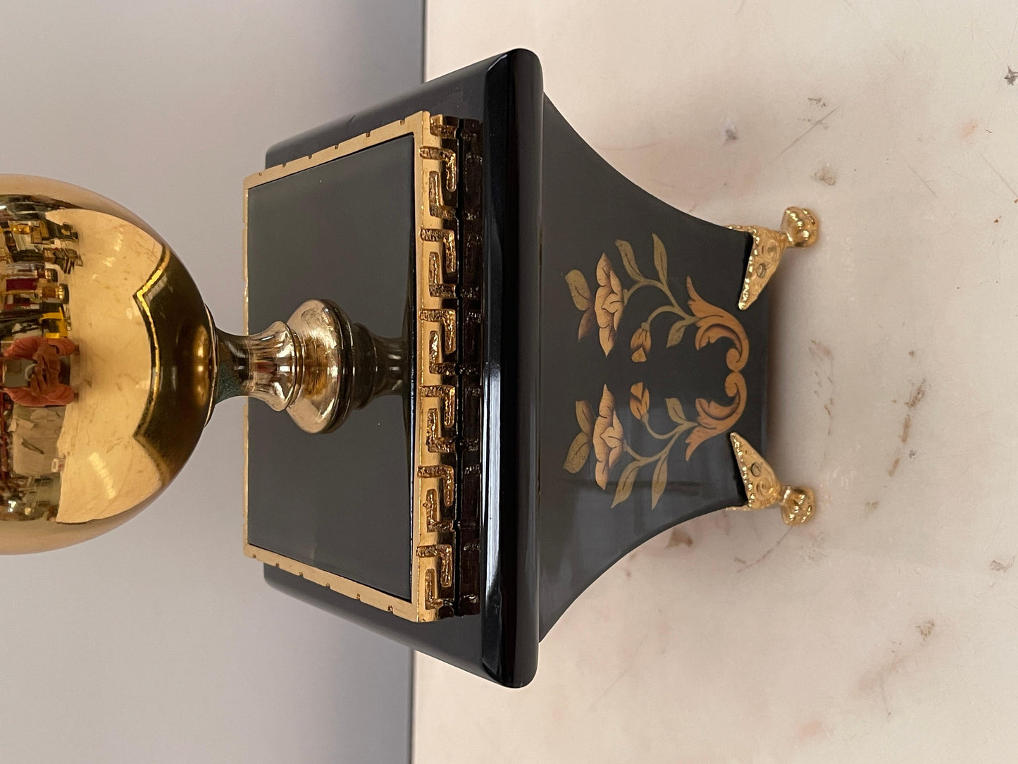 Elegante lampada da tavolo in stile barocco italiano in legno e bronzo anni '70