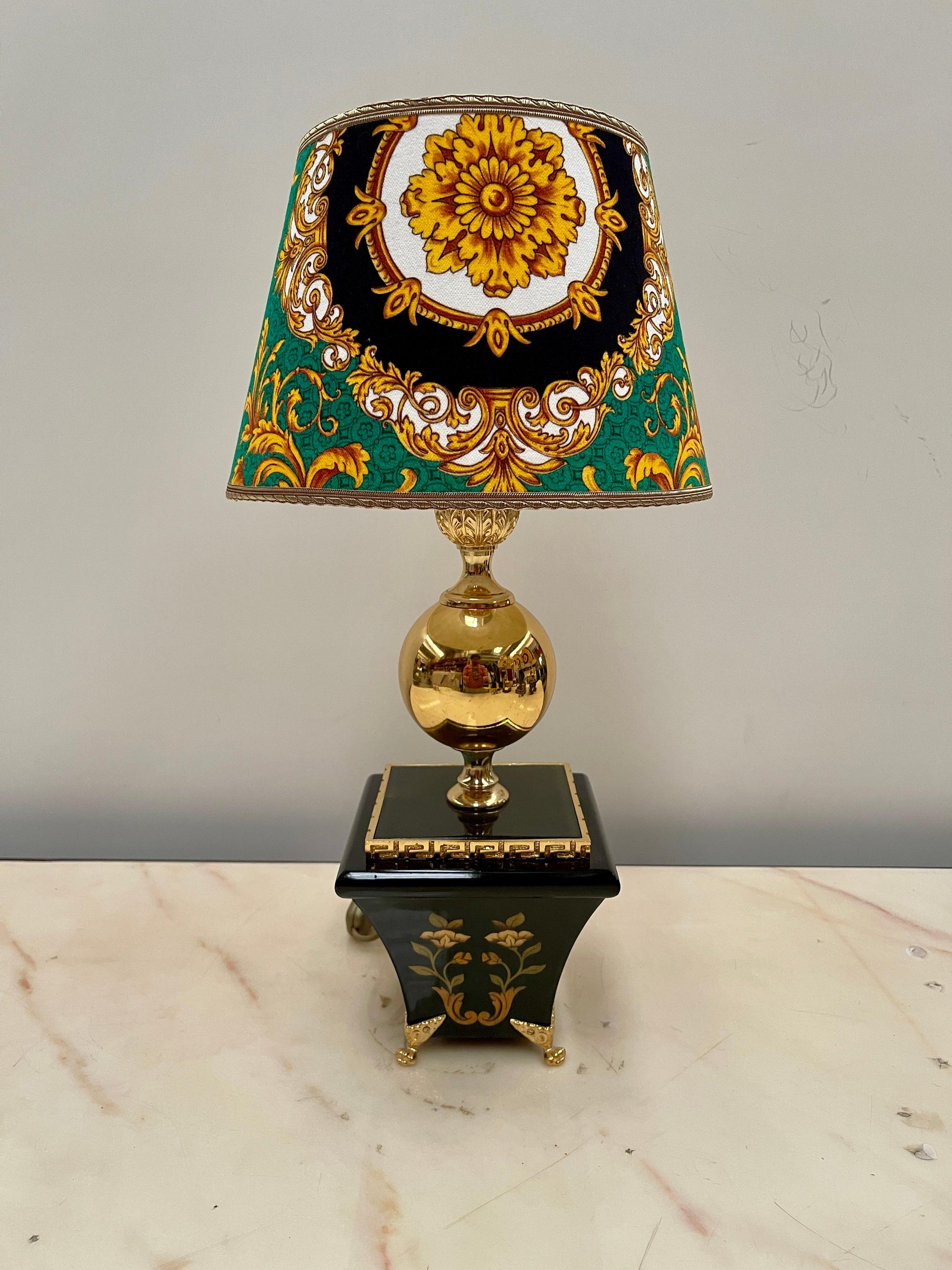 Elegante lampada da tavolo in stile barocco italiano in legno e bronzo anni '70