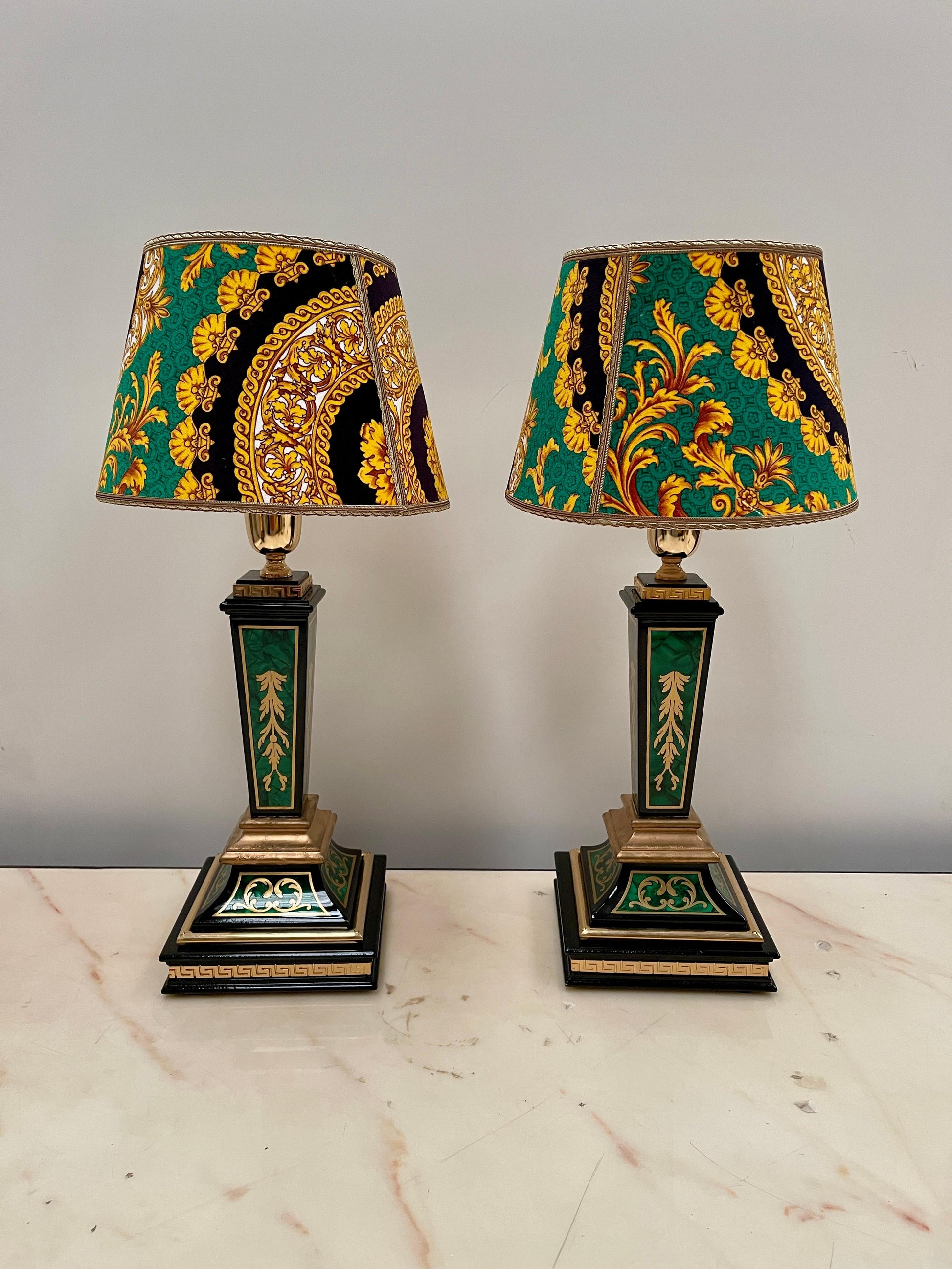 Lussuosa coppia di lampade da tavolo neoclassiche verdi del XX secolo