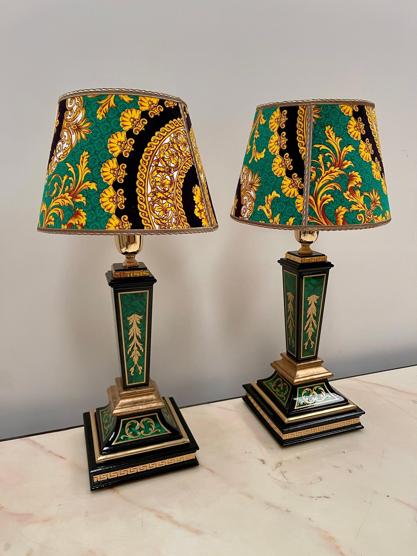 Lussuosa coppia di lampade da tavolo neoclassiche verdi del XX secolo