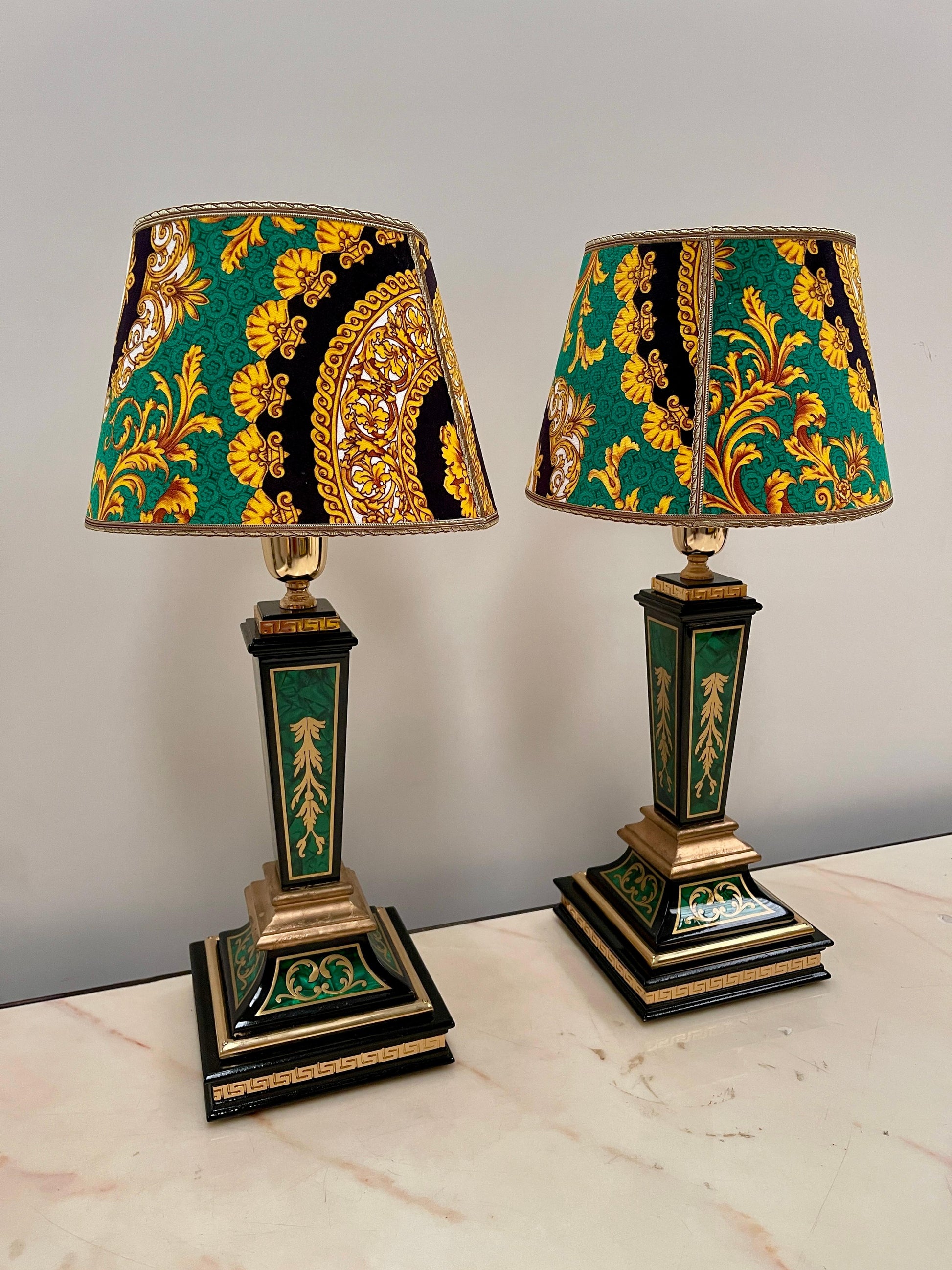 Lussuosa coppia di lampade da tavolo neoclassiche verdi del XX secolo