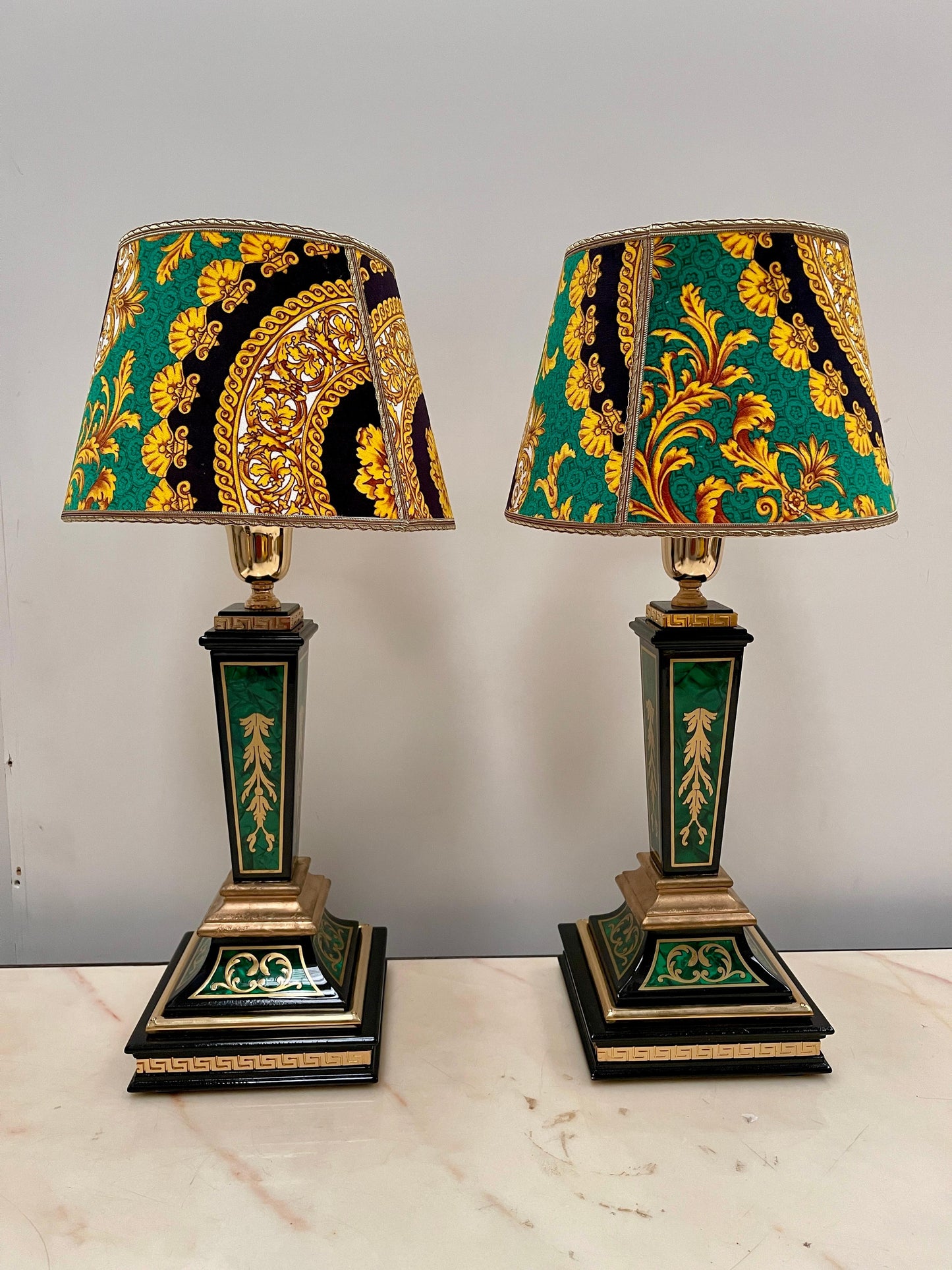 Lussuosa coppia di lampade da tavolo neoclassiche verdi del XX secolo