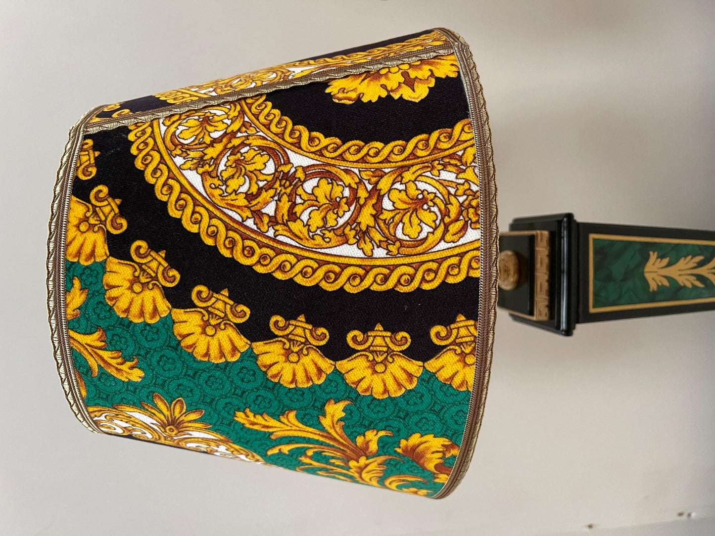 Lussuosa coppia di lampade da tavolo neoclassiche verdi del XX secolo