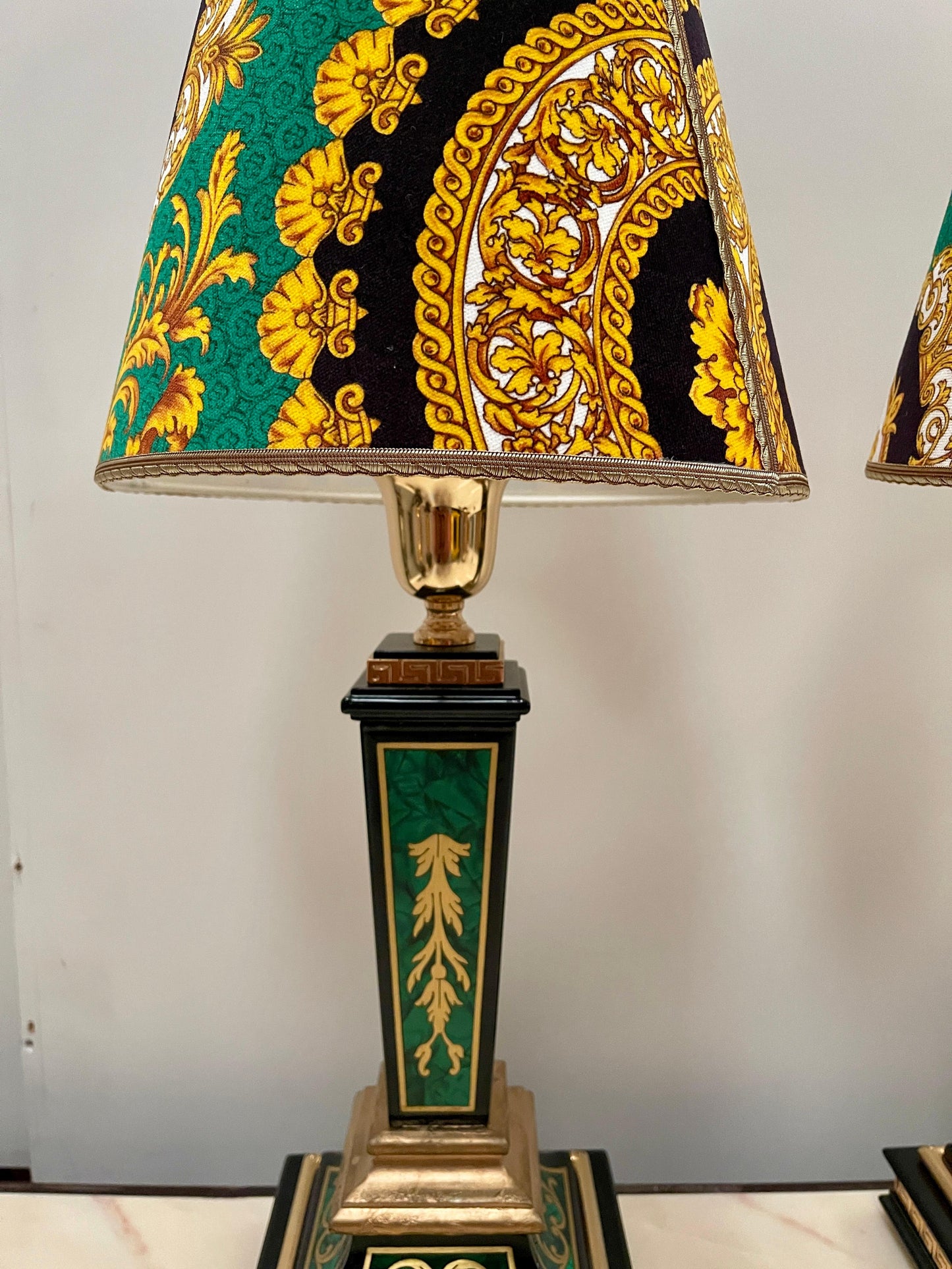 Lussuosa coppia di lampade da tavolo neoclassiche verdi del XX secolo