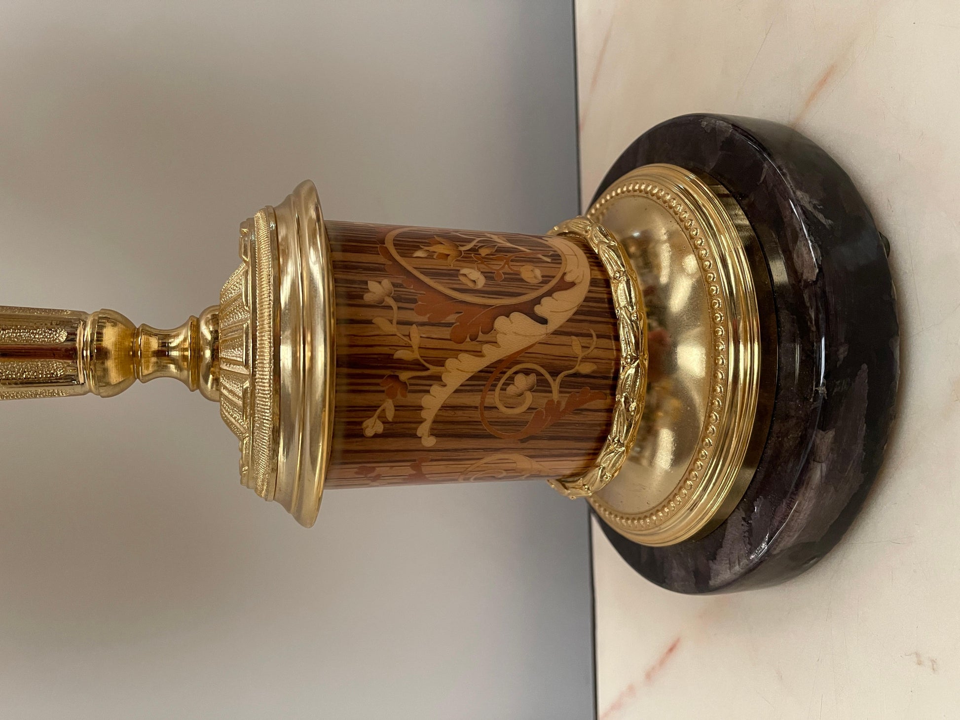 Imponente coppia di lampade da tavolo in stile classico versailles, XX secolo