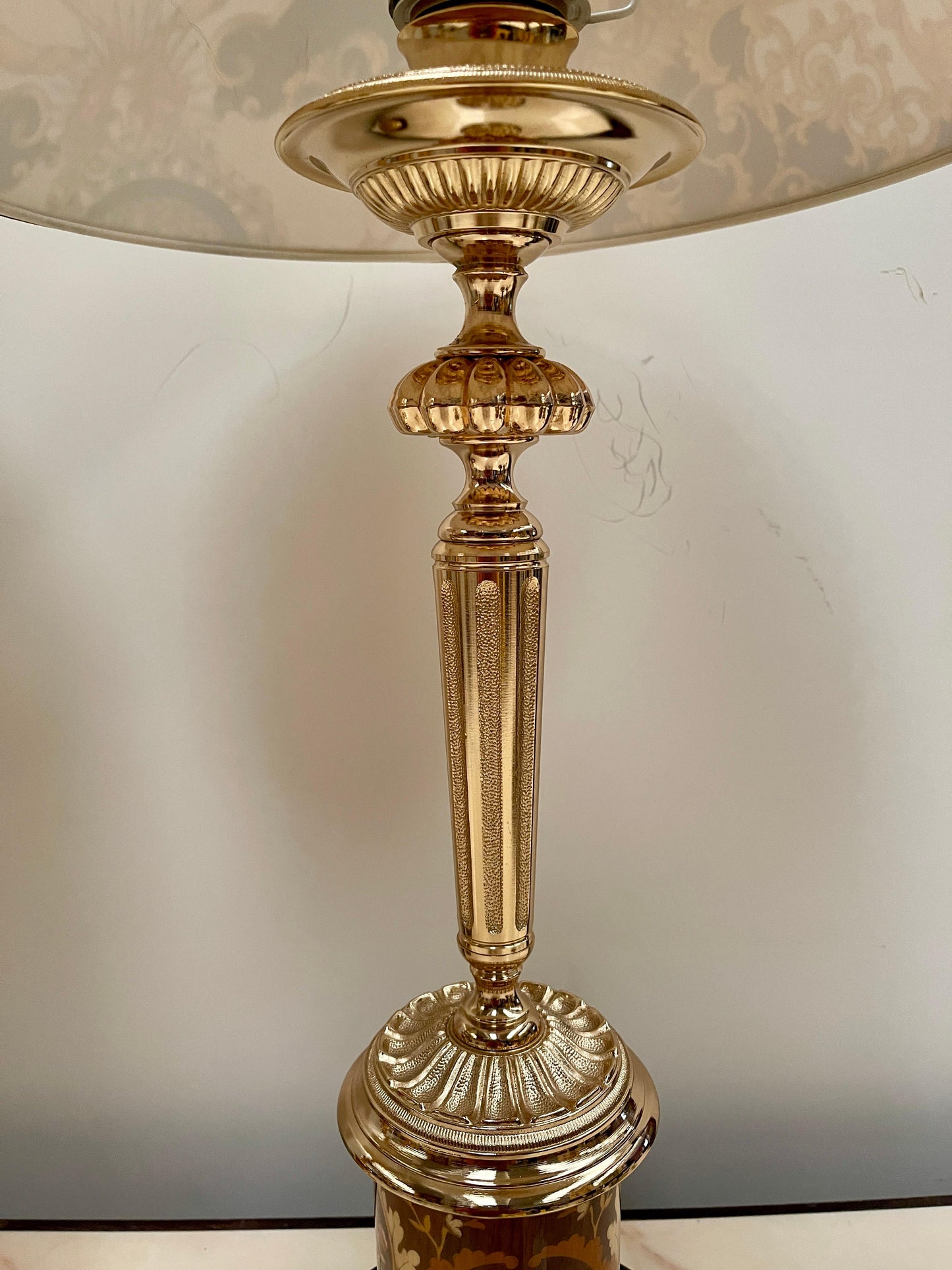 Imponente coppia di lampade da tavolo in stile classico versailles, XX secolo