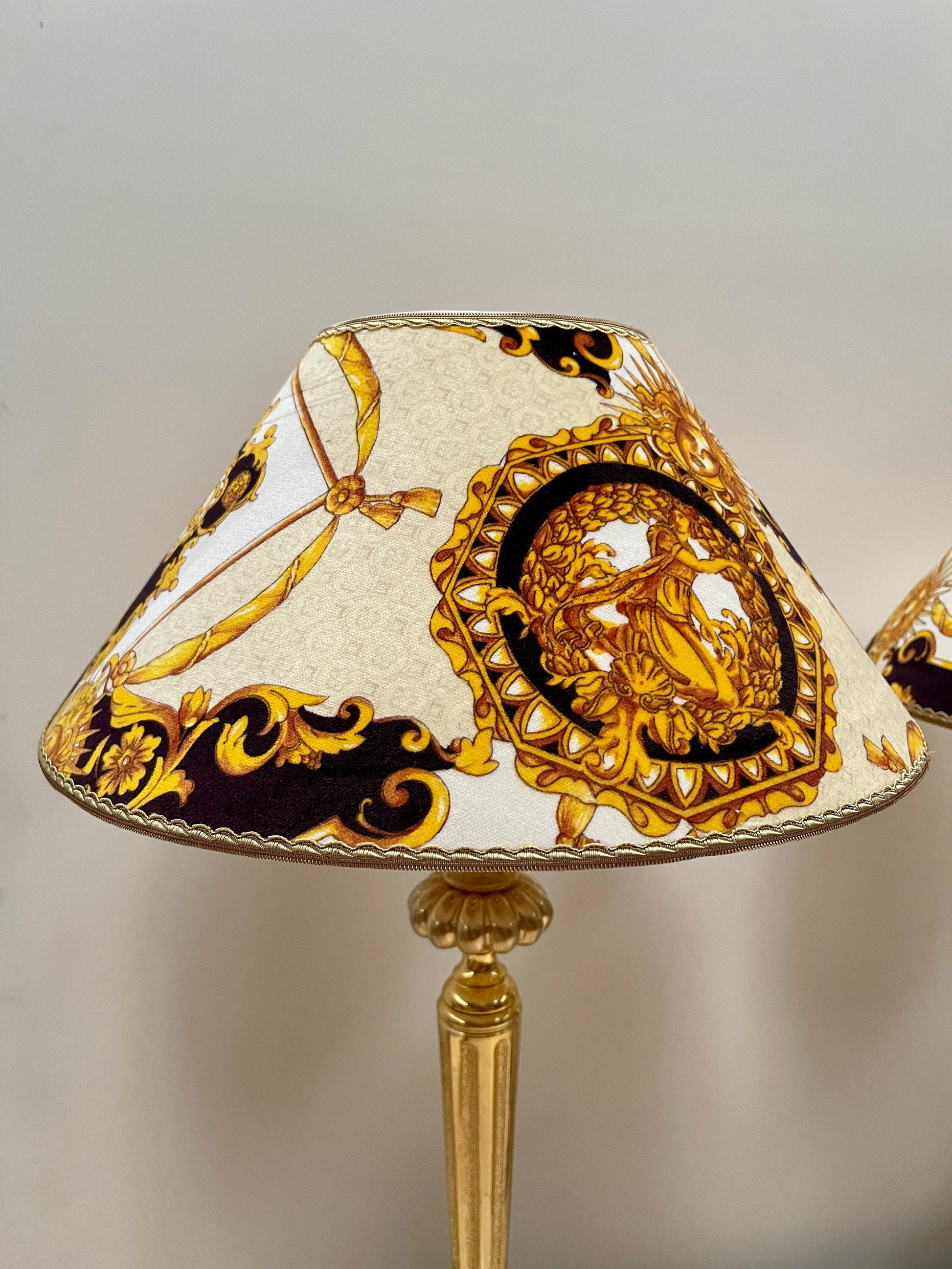 Imponente coppia di lampade da tavolo in stile classico versailles, XX secolo