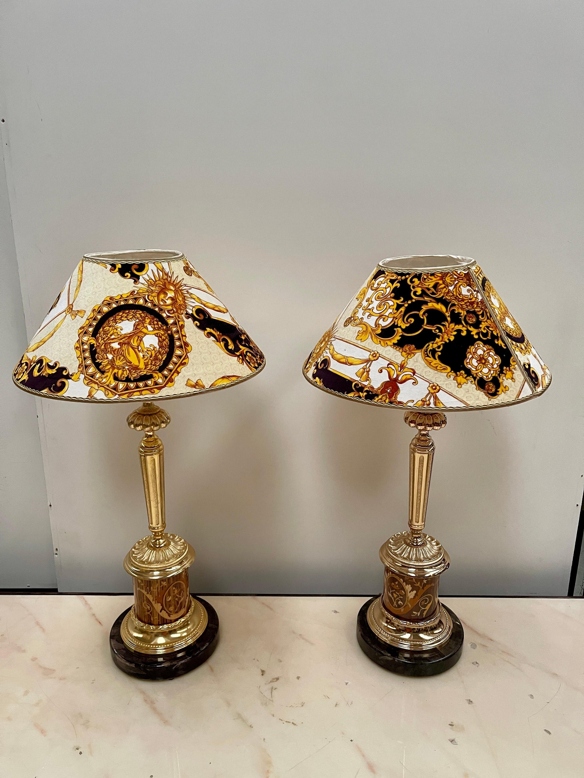 Imponente coppia di lampade da tavolo in stile classico versailles, XX secolo