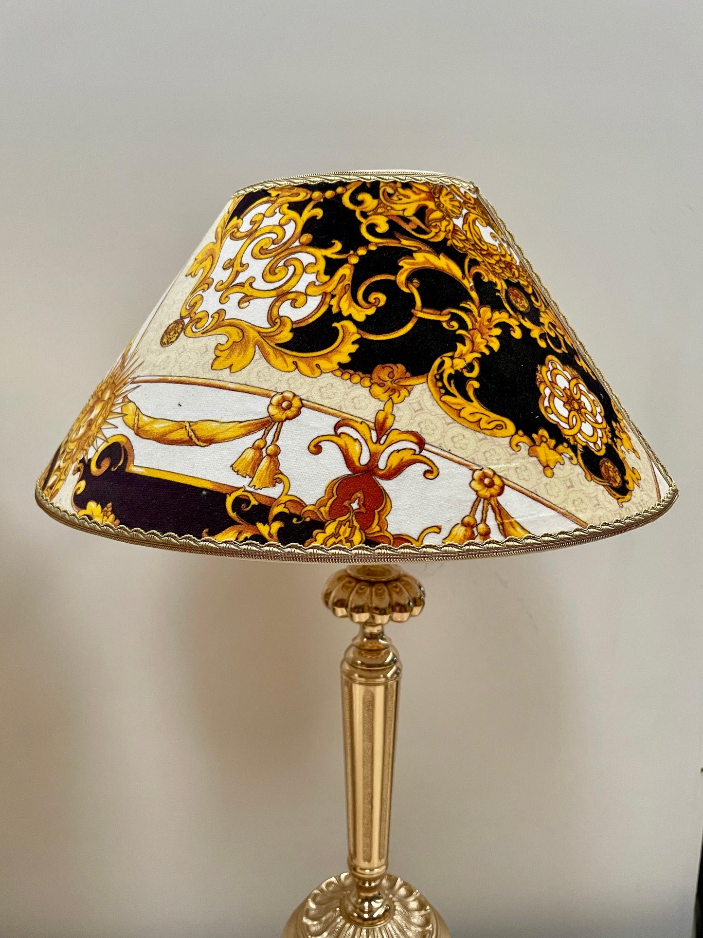 Imponente coppia di lampade da tavolo in stile classico versailles, XX secolo