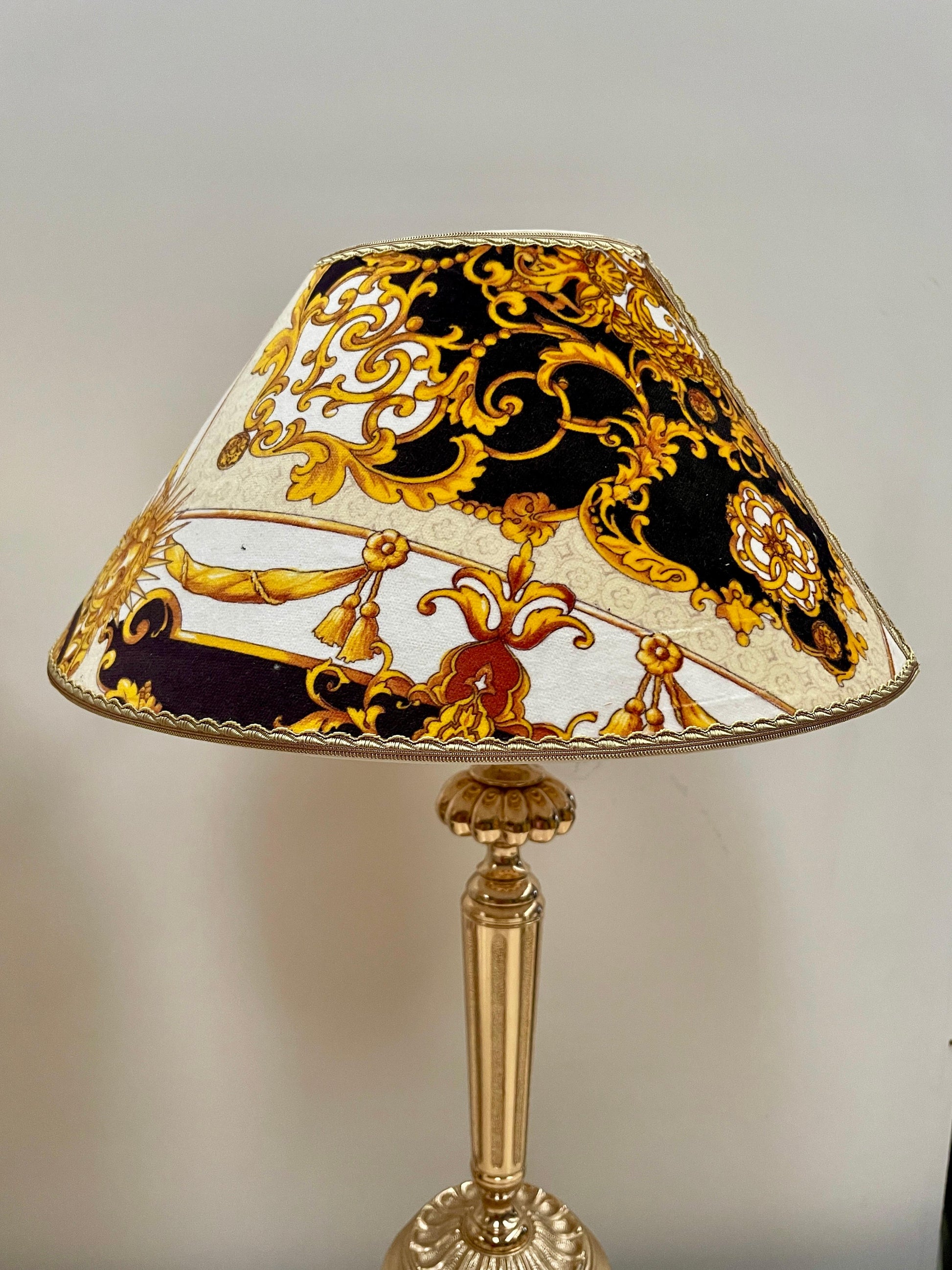 Imponente coppia di lampade da tavolo in stile classico versailles, XX secolo