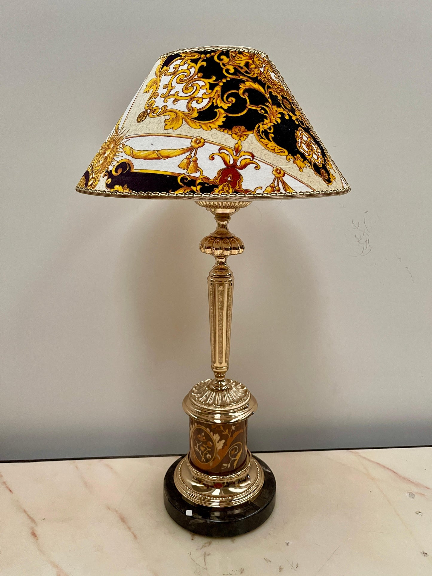 Imponente coppia di lampade da tavolo in stile classico versailles, XX secolo