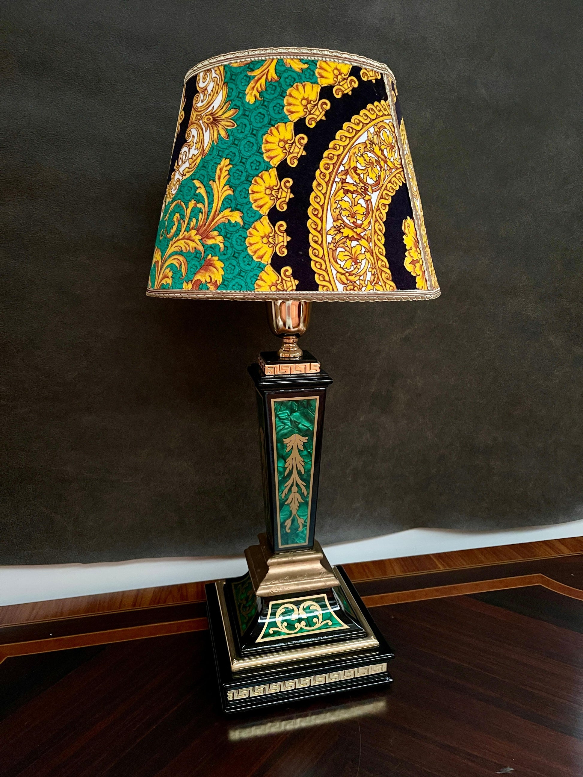 Lussuosa coppia di lampade da tavolo neoclassiche verdi del XX secolo