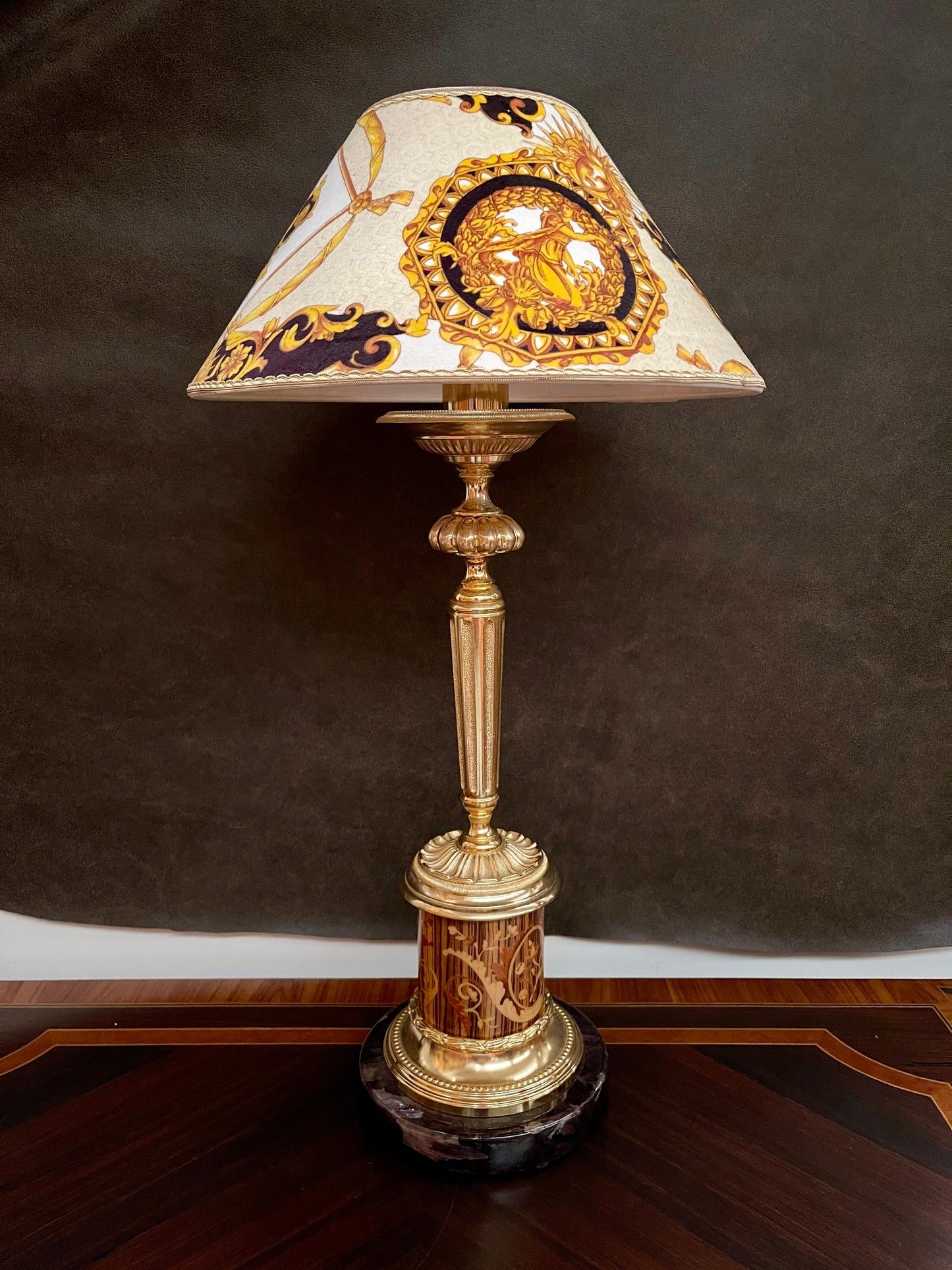 Imponente coppia di lampade da tavolo in stile classico versailles, XX secolo