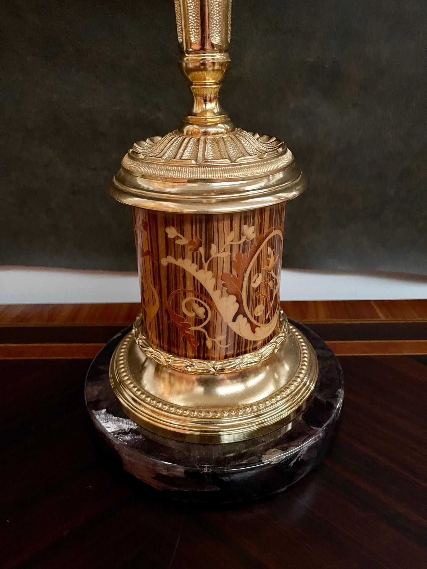 Imponente coppia di lampade da tavolo in stile classico versailles, XX secolo