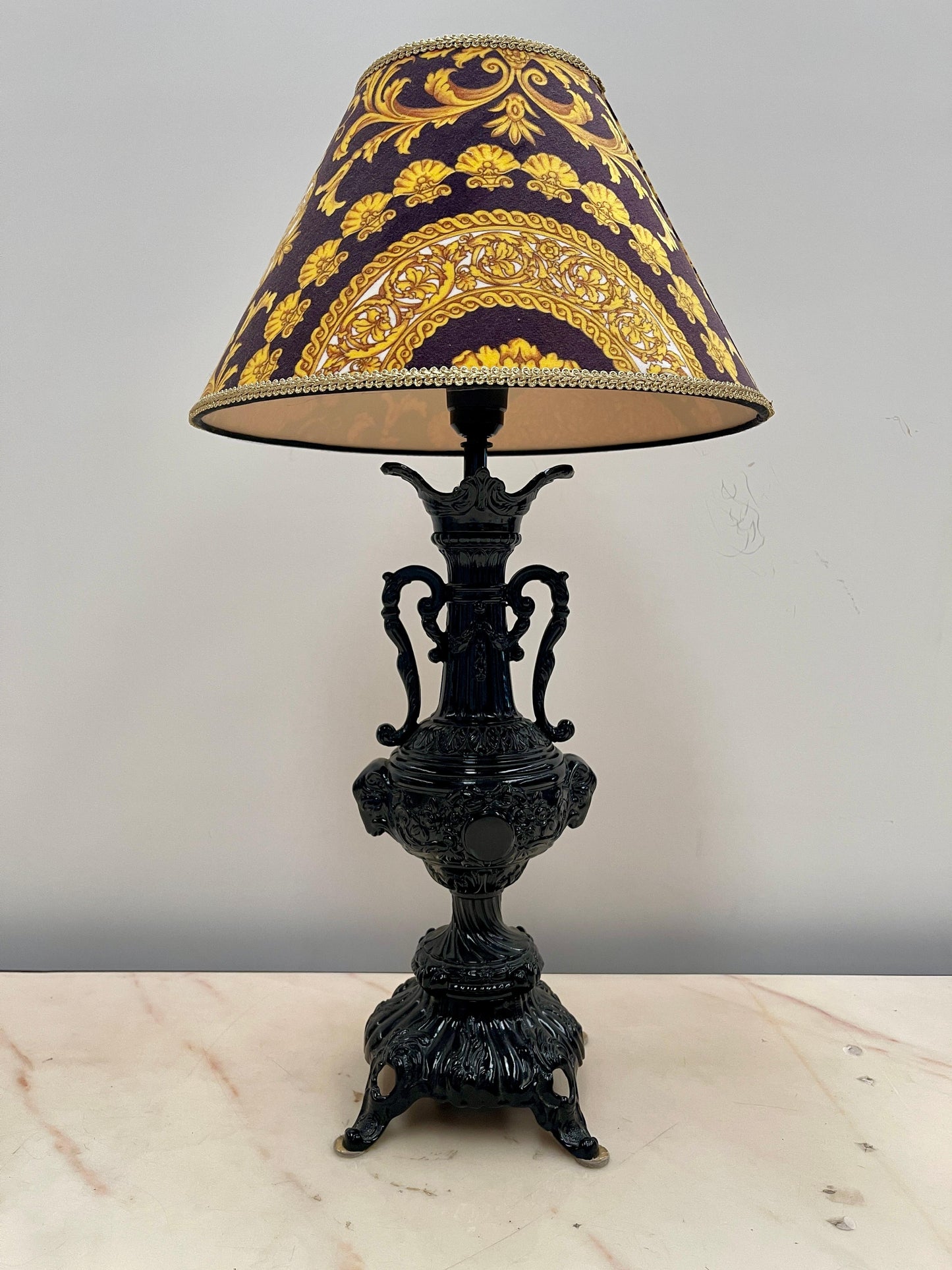 Lampada da tavolo in ghisa con paralume decorativo in stile Barocco, XX secolo