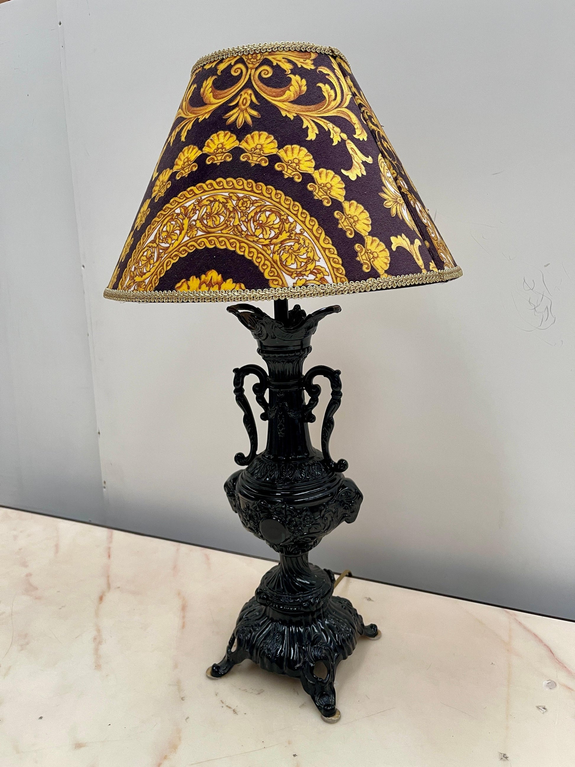 Lampada da tavolo in ghisa con paralume decorativo in stile Barocco, XX secolo