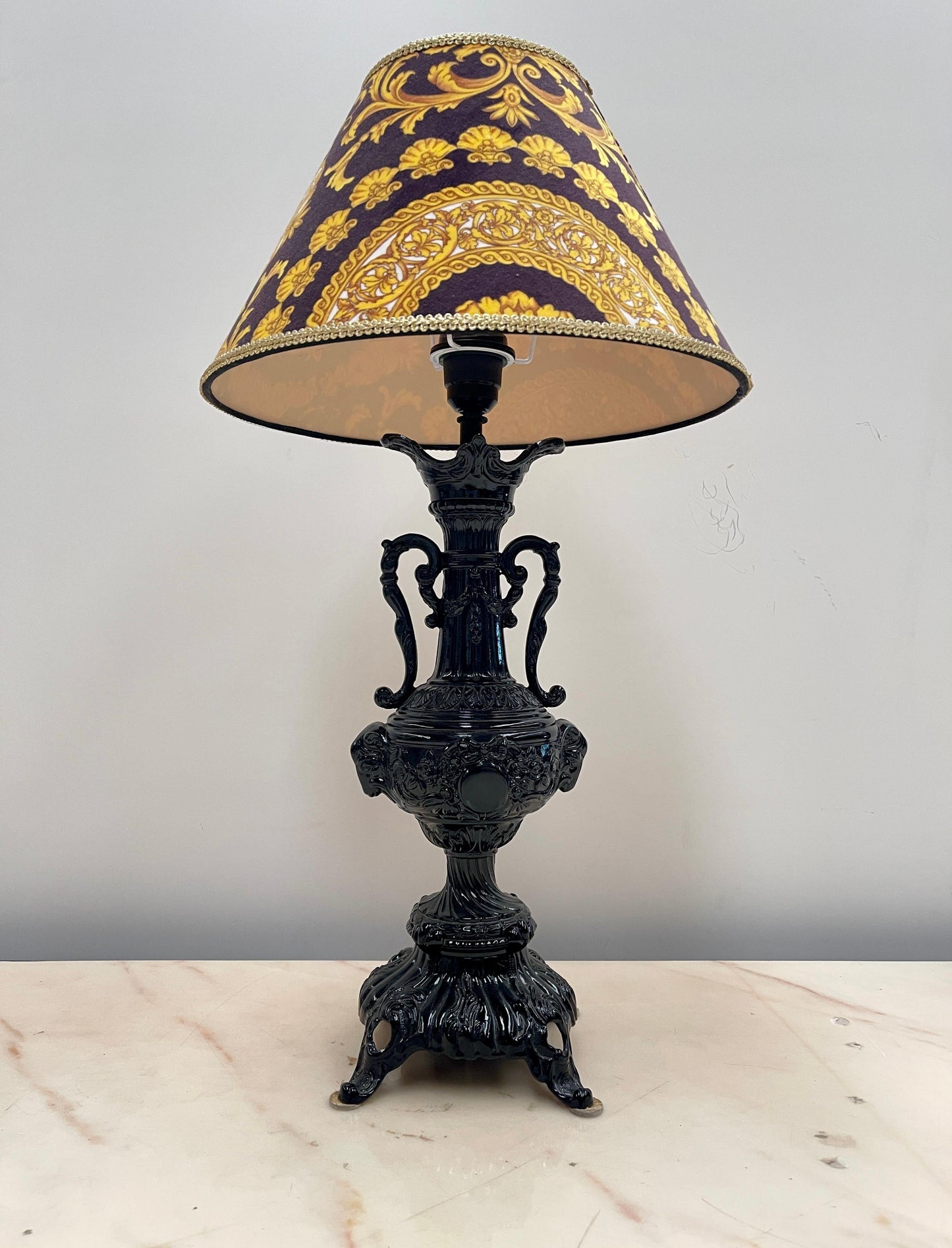 Lampada da tavolo in ghisa con paralume decorativo in stile Barocco, XX secolo