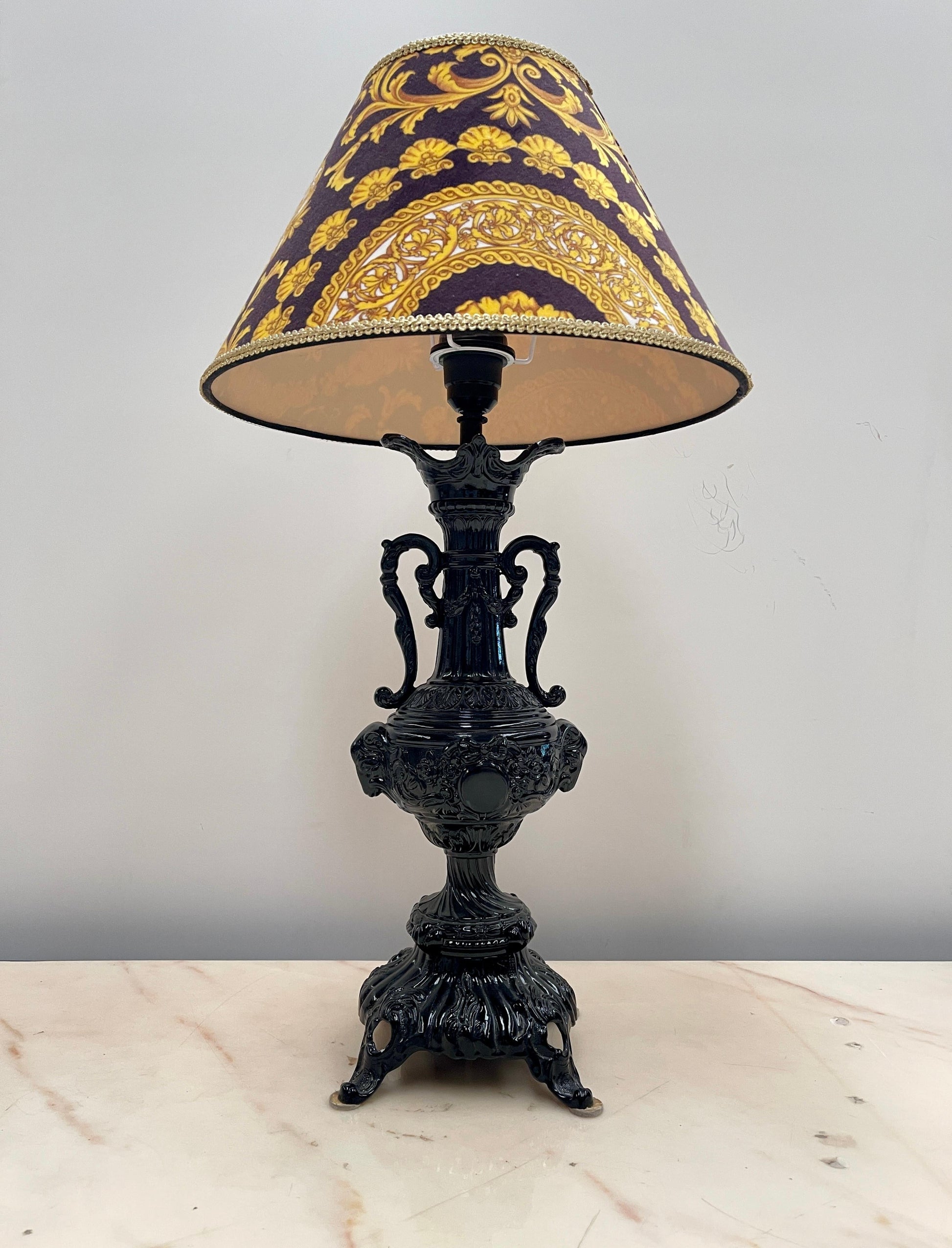 Lampada da tavolo in ghisa con paralume decorativo in stile Barocco, XX secolo