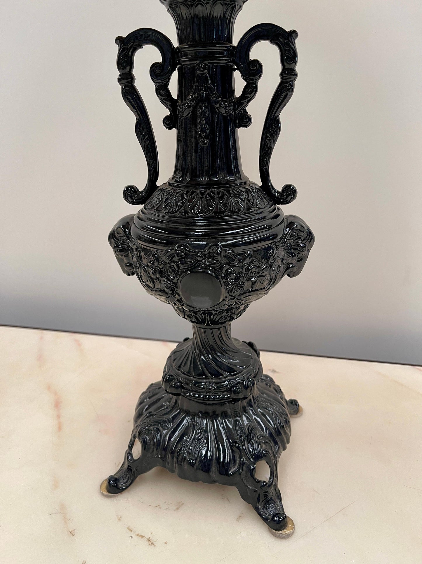 Lampada da tavolo in ghisa con paralume decorativo in stile Barocco, XX secolo