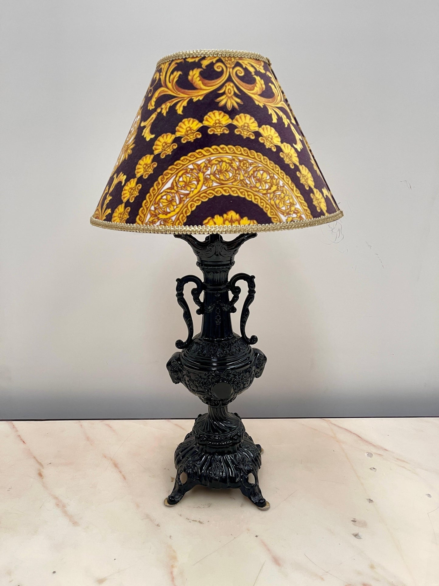 Lampada da tavolo in ghisa con paralume decorativo in stile Barocco, XX secolo