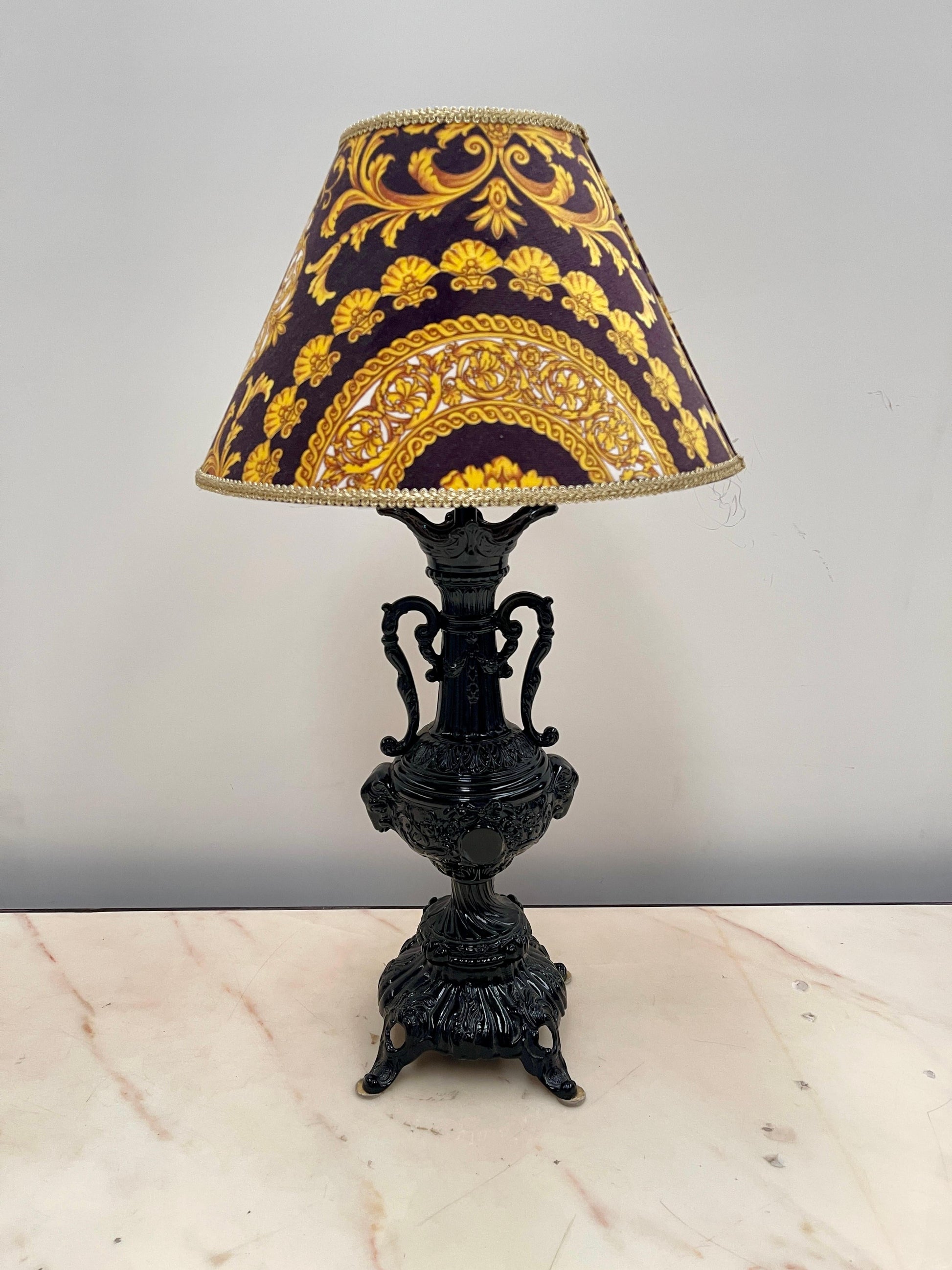 Lampada da tavolo in ghisa con paralume decorativo in stile Barocco, XX secolo