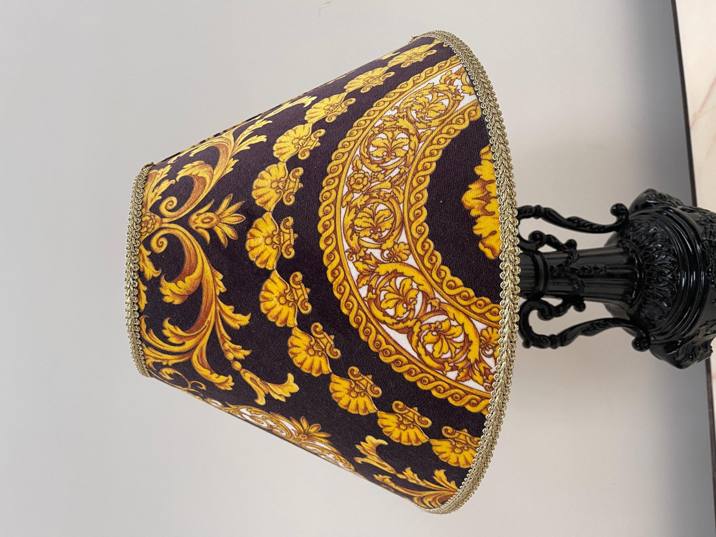 Lampada da tavolo in ghisa con paralume decorativo in stile Barocco, XX secolo