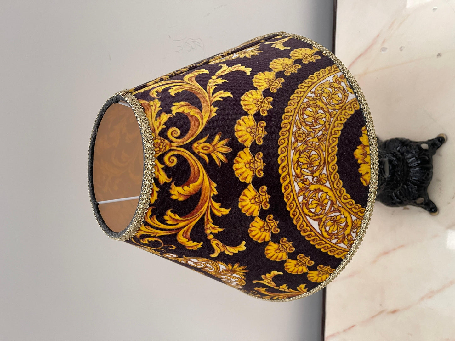 Lampada da tavolo in ghisa con paralume decorativo in stile Barocco, XX secolo